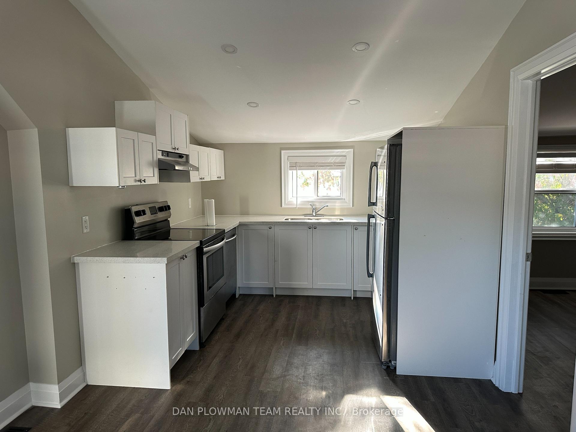 Front of Unit Upper, 460 Park Road S
