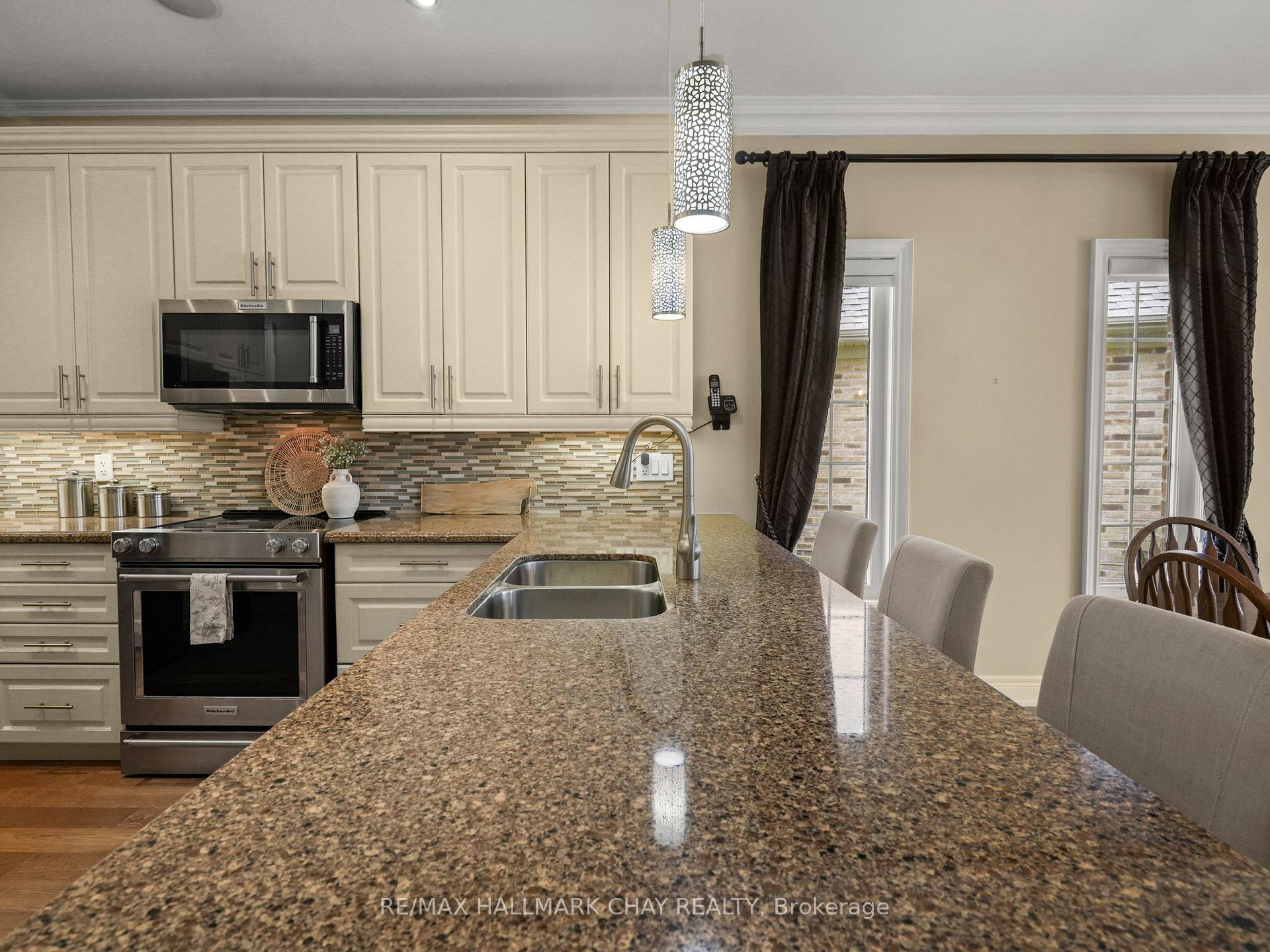 Photo 9 of 40 Kingsmere Crescent, New Tecumseth, Alliston — HOMEH