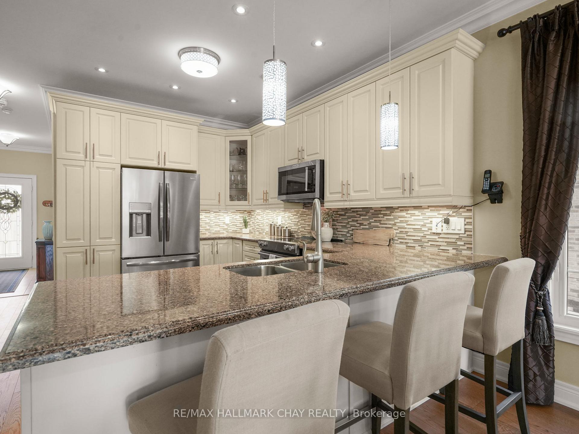 Photo 10 of 40 Kingsmere Crescent, New Tecumseth, Alliston — HOMEH