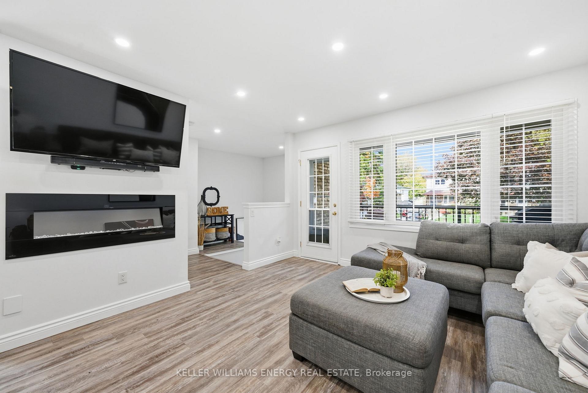 Photo 9 of 649 Berwick Crescent, Oshawa, McLaughlin — HOMEH