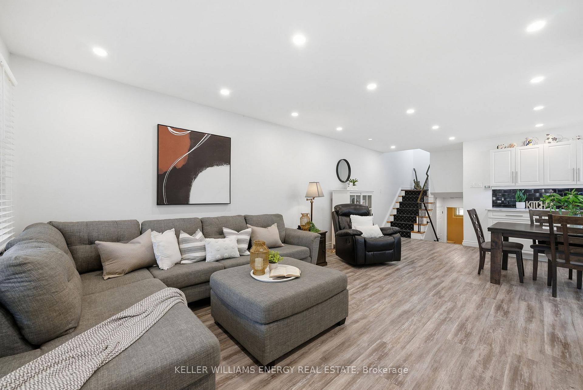 Photo 10 of 649 Berwick Crescent, Oshawa, McLaughlin — HOMEH