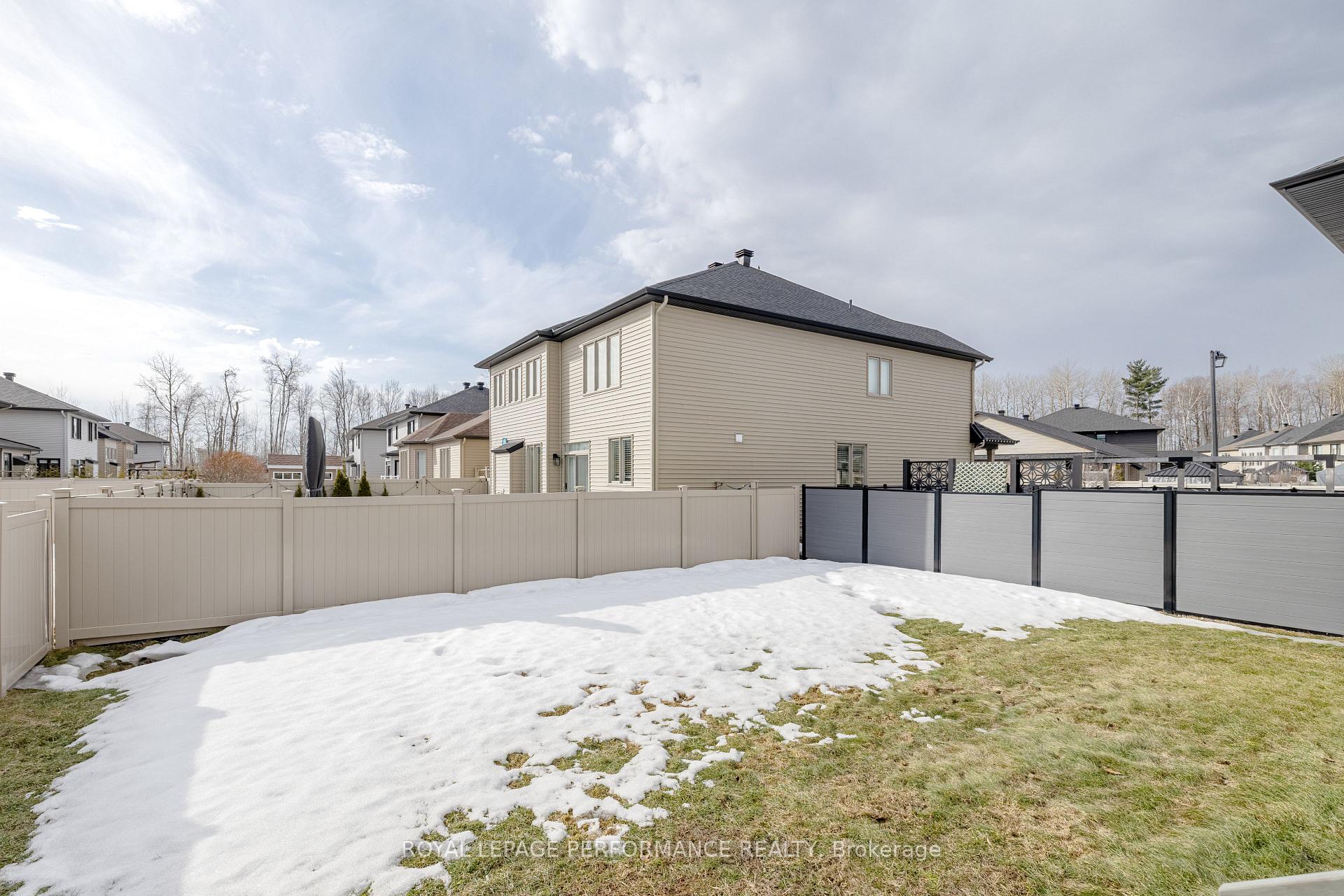 Front of 205 Shinleaf Crescent