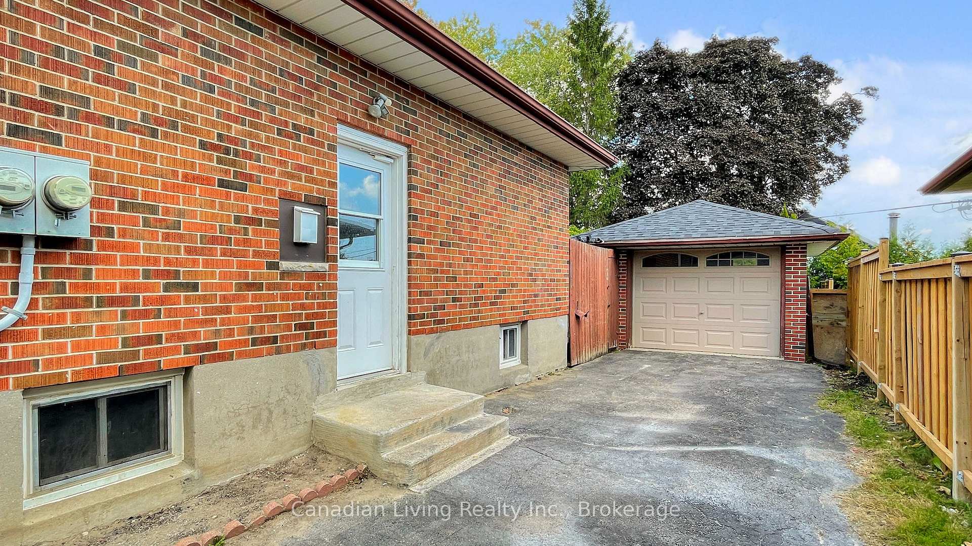 Photo 1 of 2-599 Gibbons Street, Oshawa, McLaughlin — HOMEH