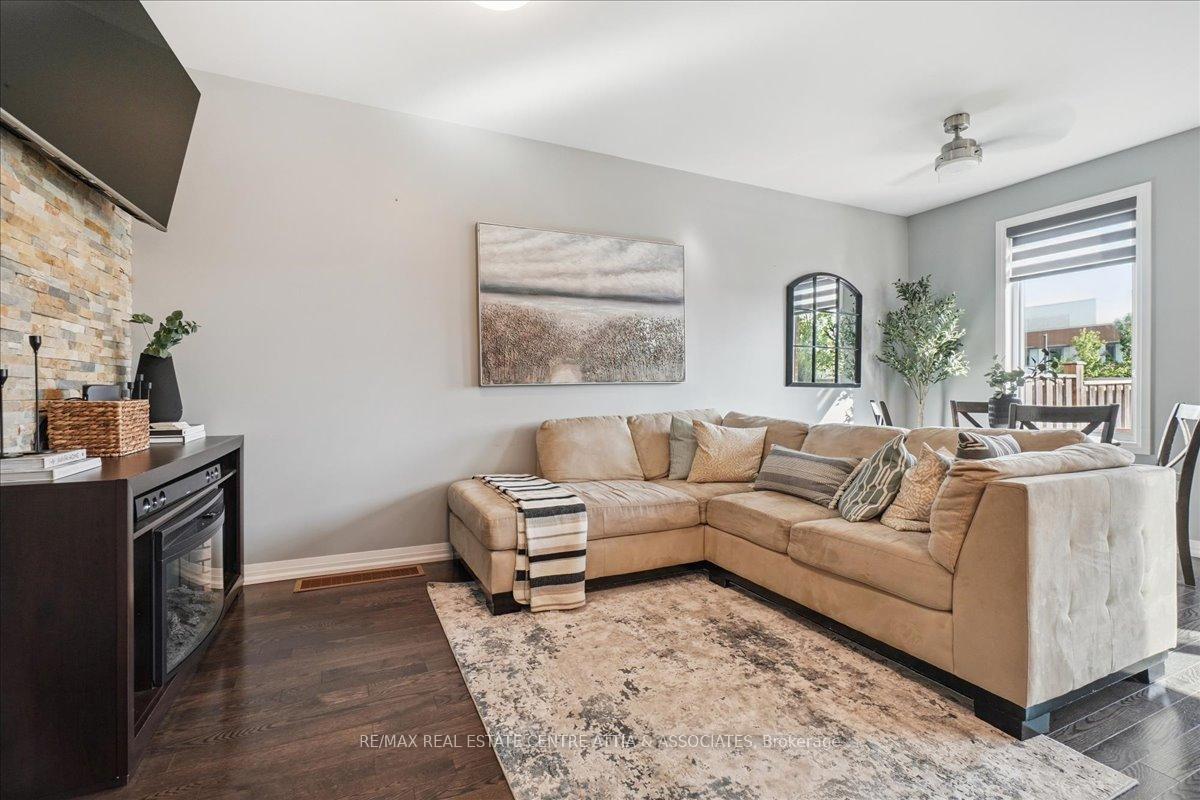 Photo 2 of 755 Banks Crescent, Milton, Willmott — HOMEH
