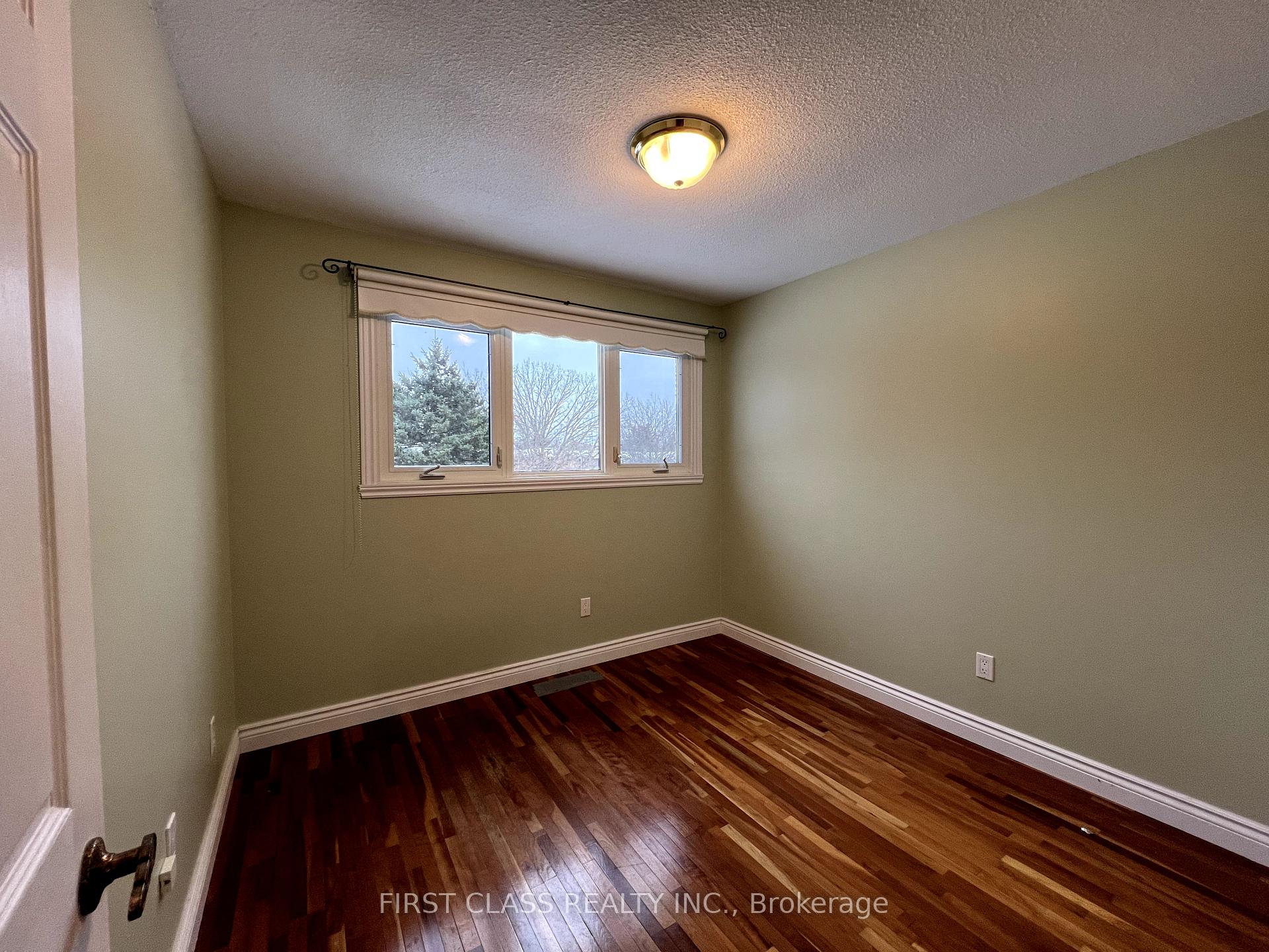 Photo 2 of 16 Whiteoak Court, Markham, Sherwood-Amberglen — HOMEH