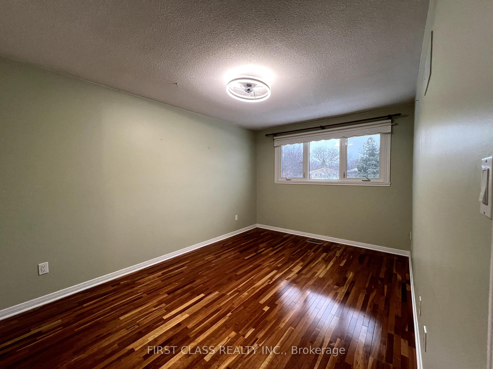 Photo 3 of 16 Whiteoak Court, Markham, Sherwood-Amberglen — HOMEH