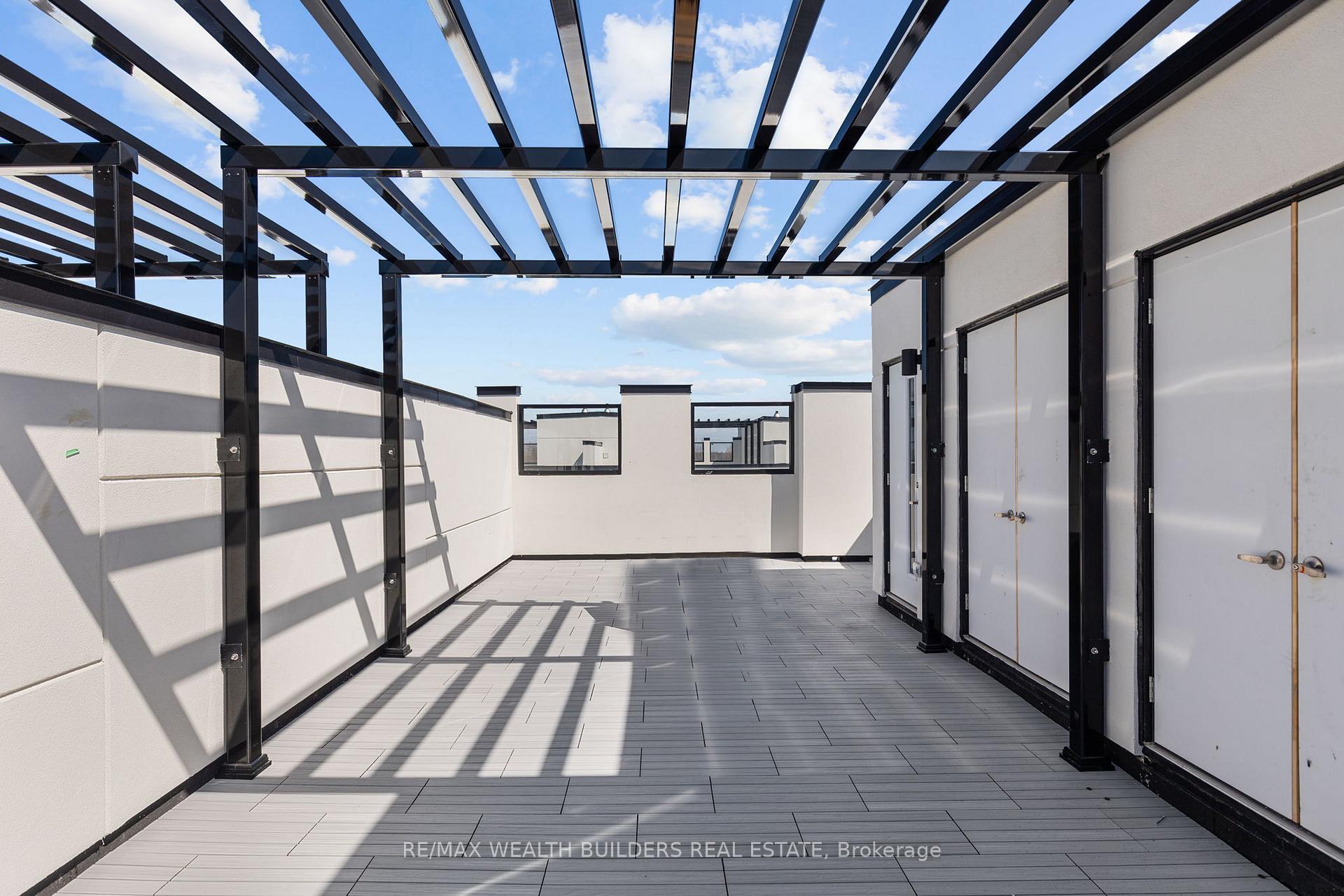 Photo 2 of 8 Mariners Pier Way, Orillia — HOMEH