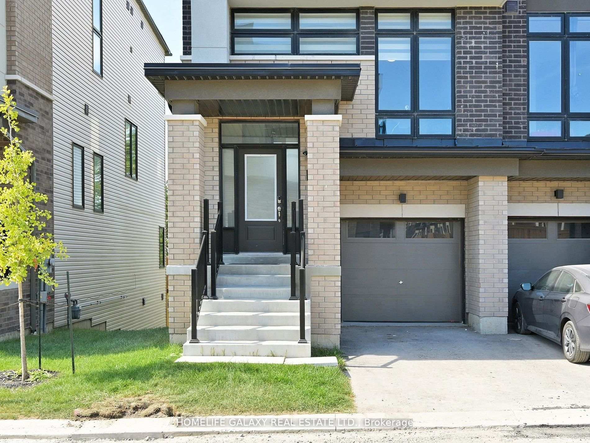 Photo 2 of 733 Heathrow Path, Oshawa, Samac — HOMEH