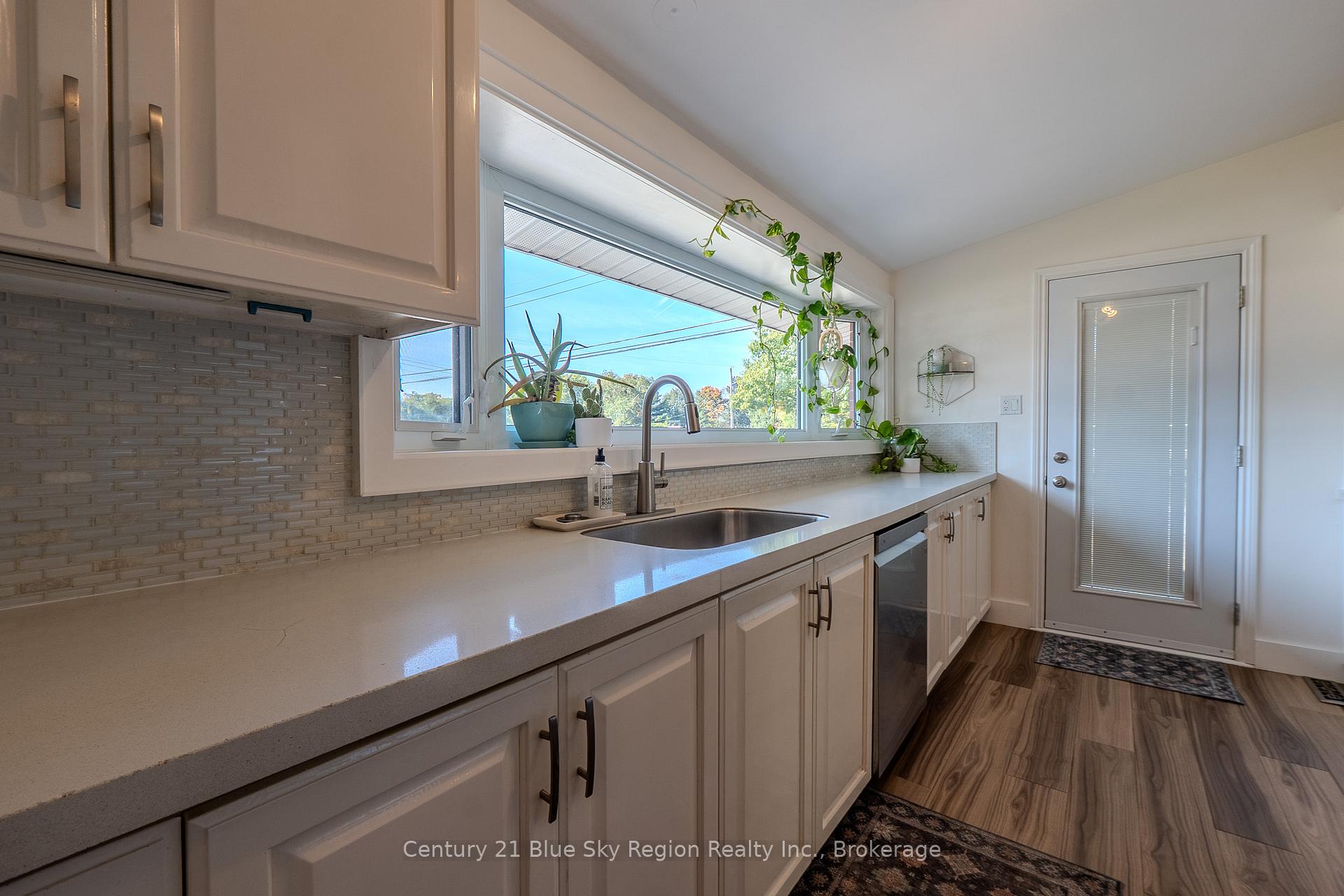 Photo 5 of 297 Leonard Street, North Bay, College Heights — HOMEH