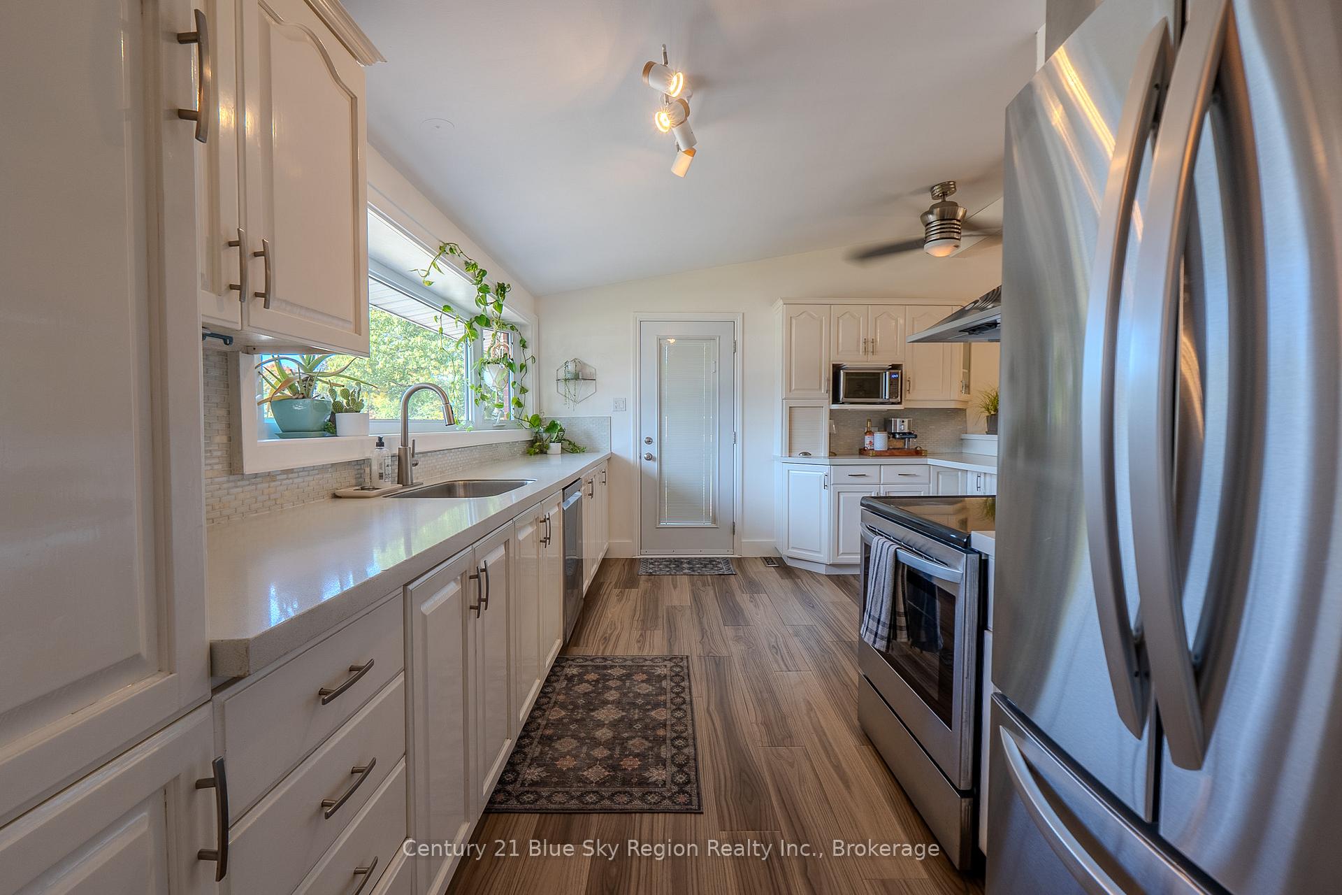 Photo 6 of 297 Leonard Street, North Bay, College Heights — HOMEH