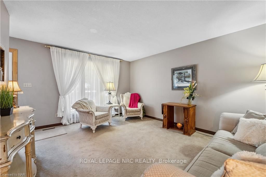 Photo 2 of 4 Fallingbrook Drive, Pelham, Fonthill — HOMEH