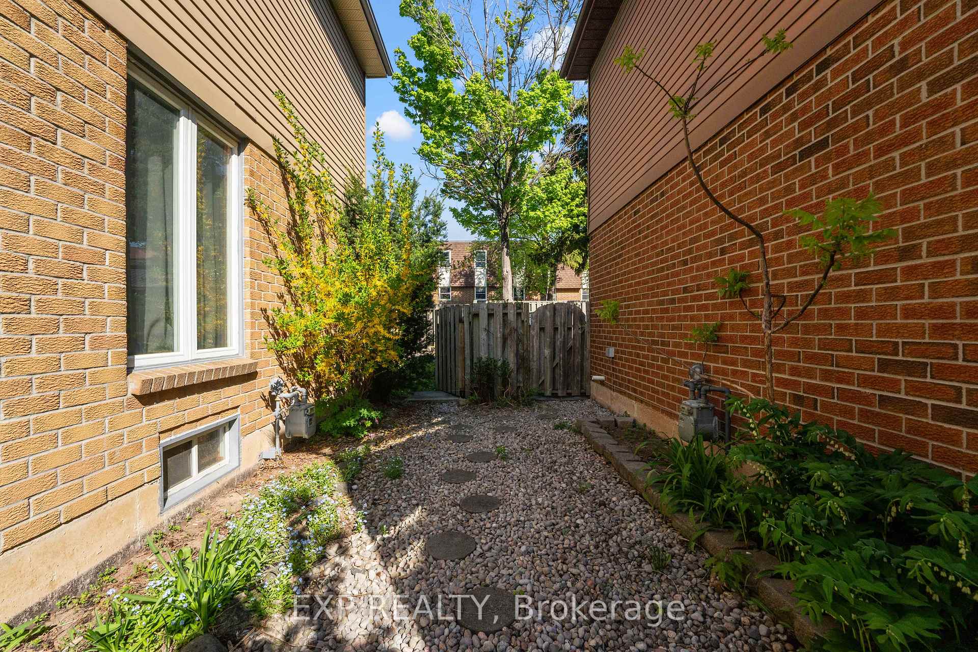 Photo 39 of 380 Woodlawn Crescent, Milton, Bronte Meadows — HOMEH