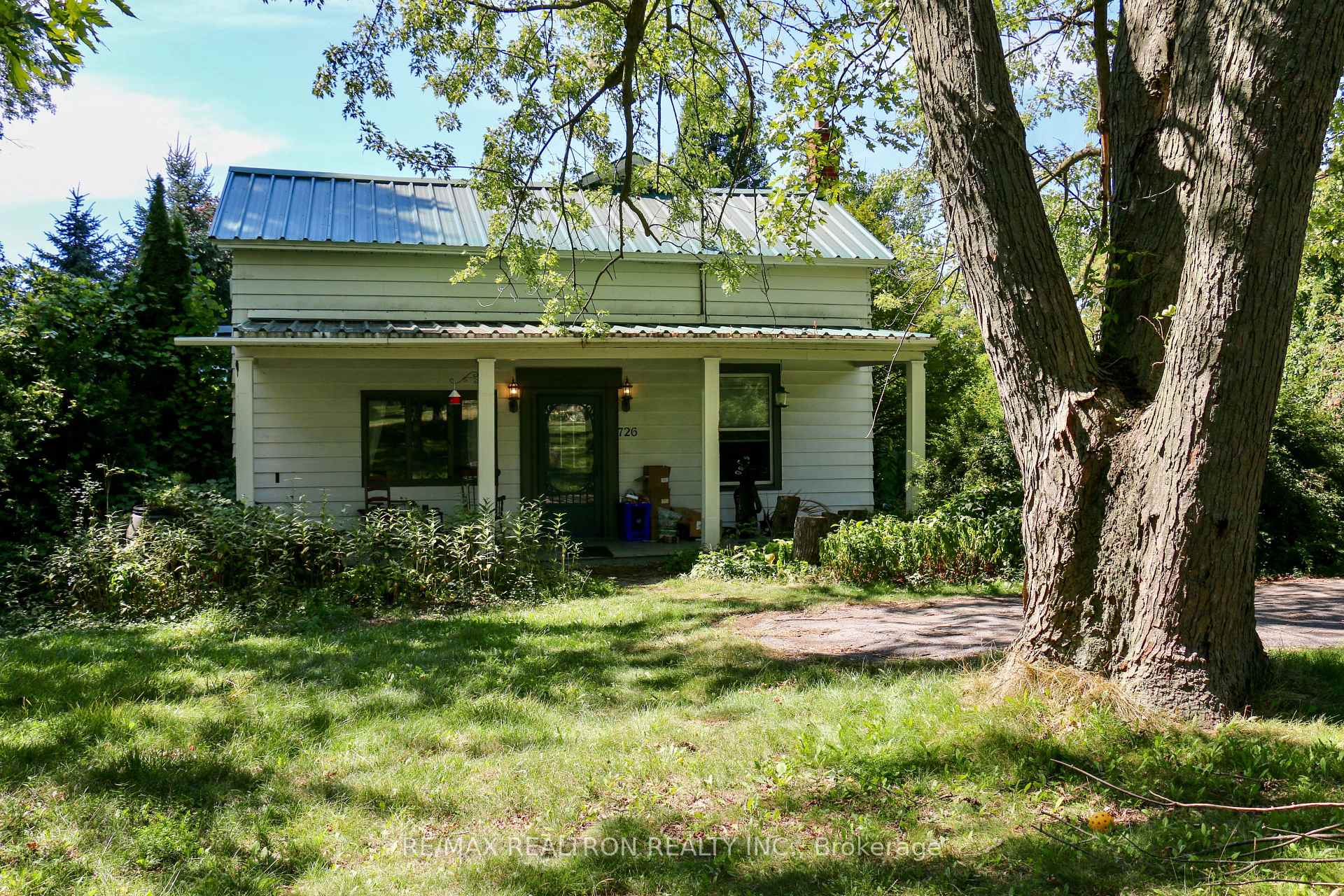 Front of 726 Townline Road S