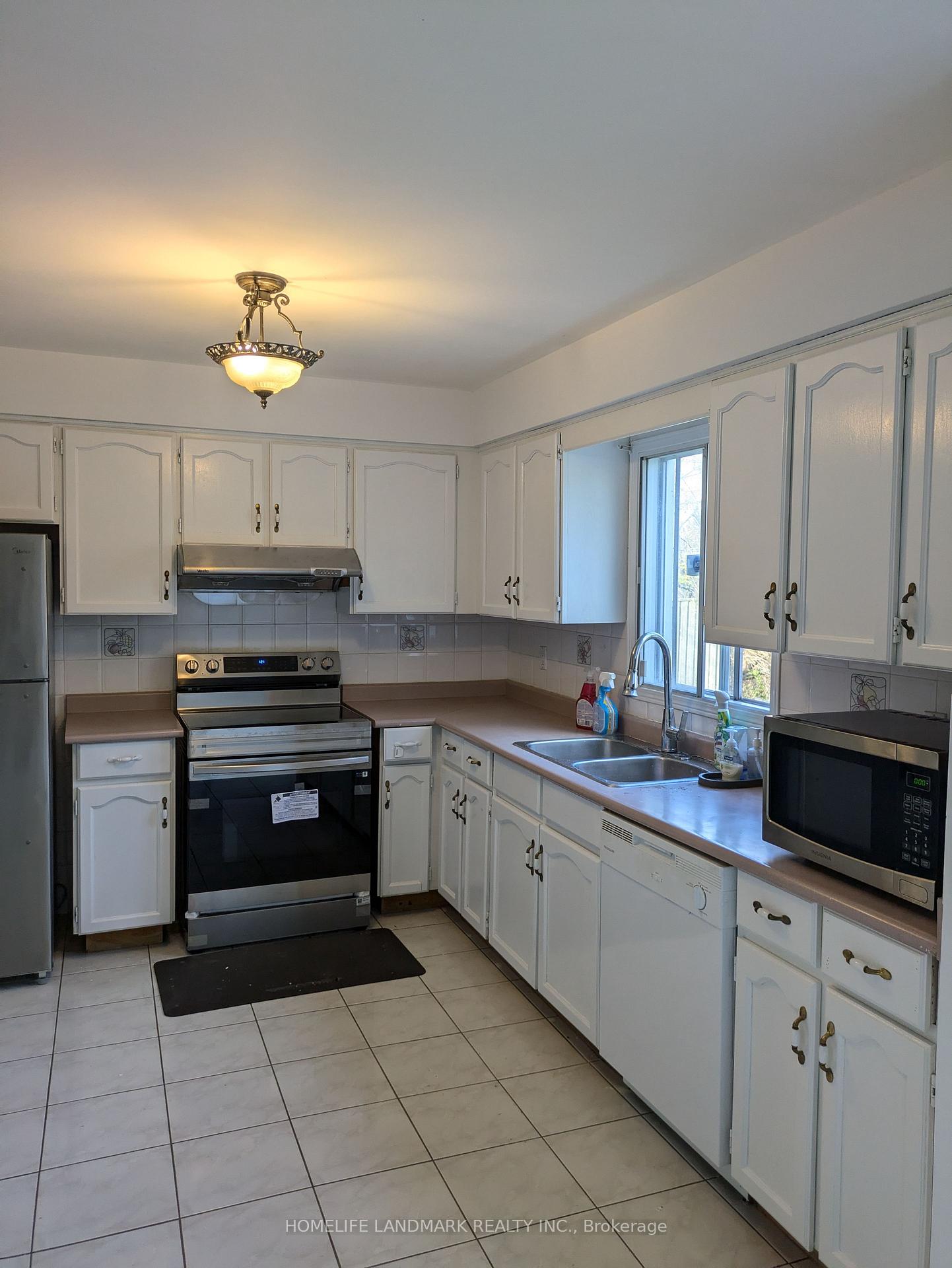 Photo 3 of 120 Bendamere Crescent, Markham, Raymerville — HOMEH