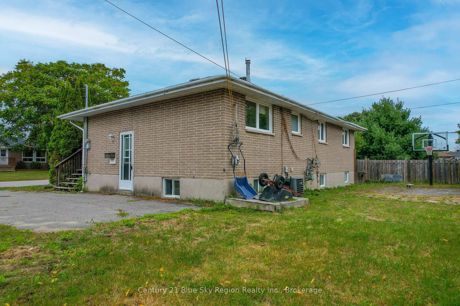 Photo 3 of 23 Strathcona Drive, North Bay, Ferris — HOMEH