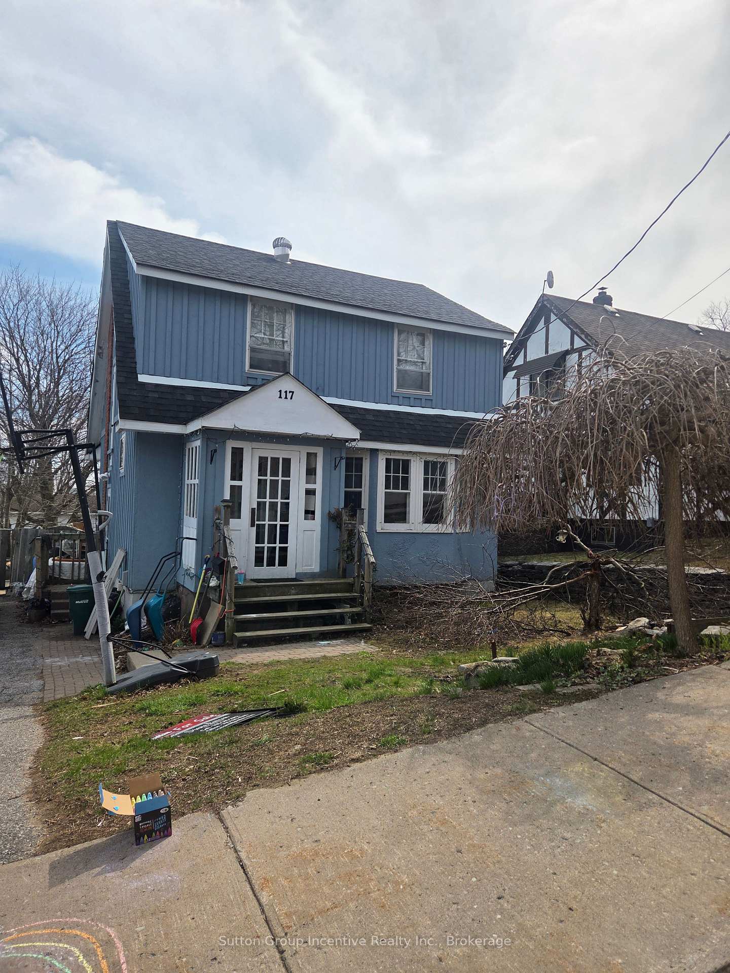 Front of 117 Penetang Street