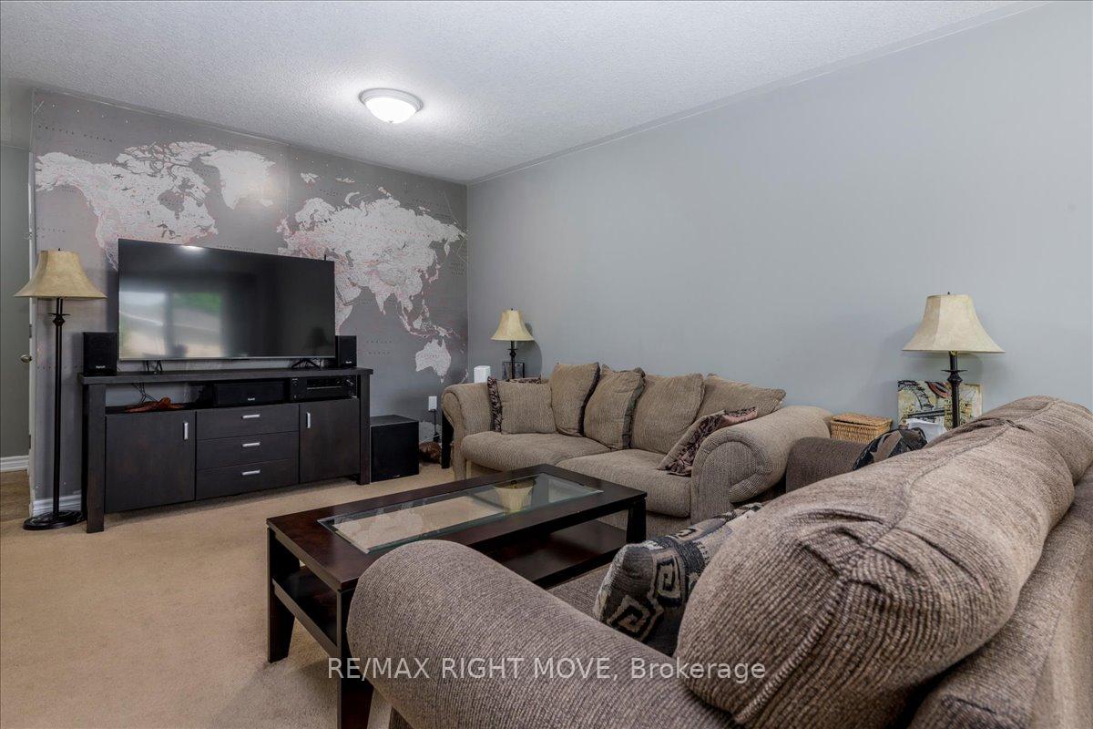 Photo 4 of 62 Michelle Drive, Orillia — HOMEH