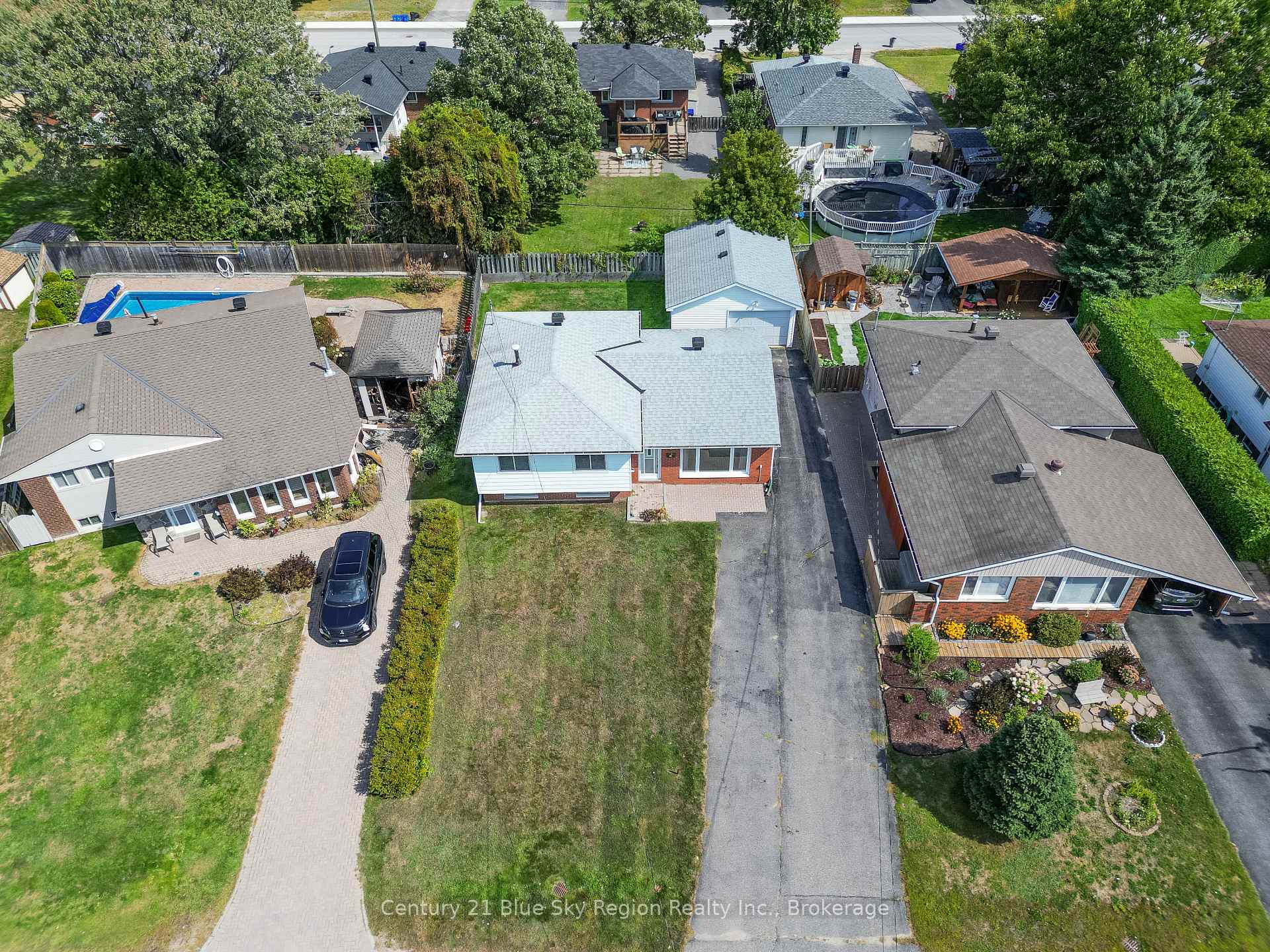 Photo 2 of 28 Farley Avenue, North Bay, Ferris — HOMEH