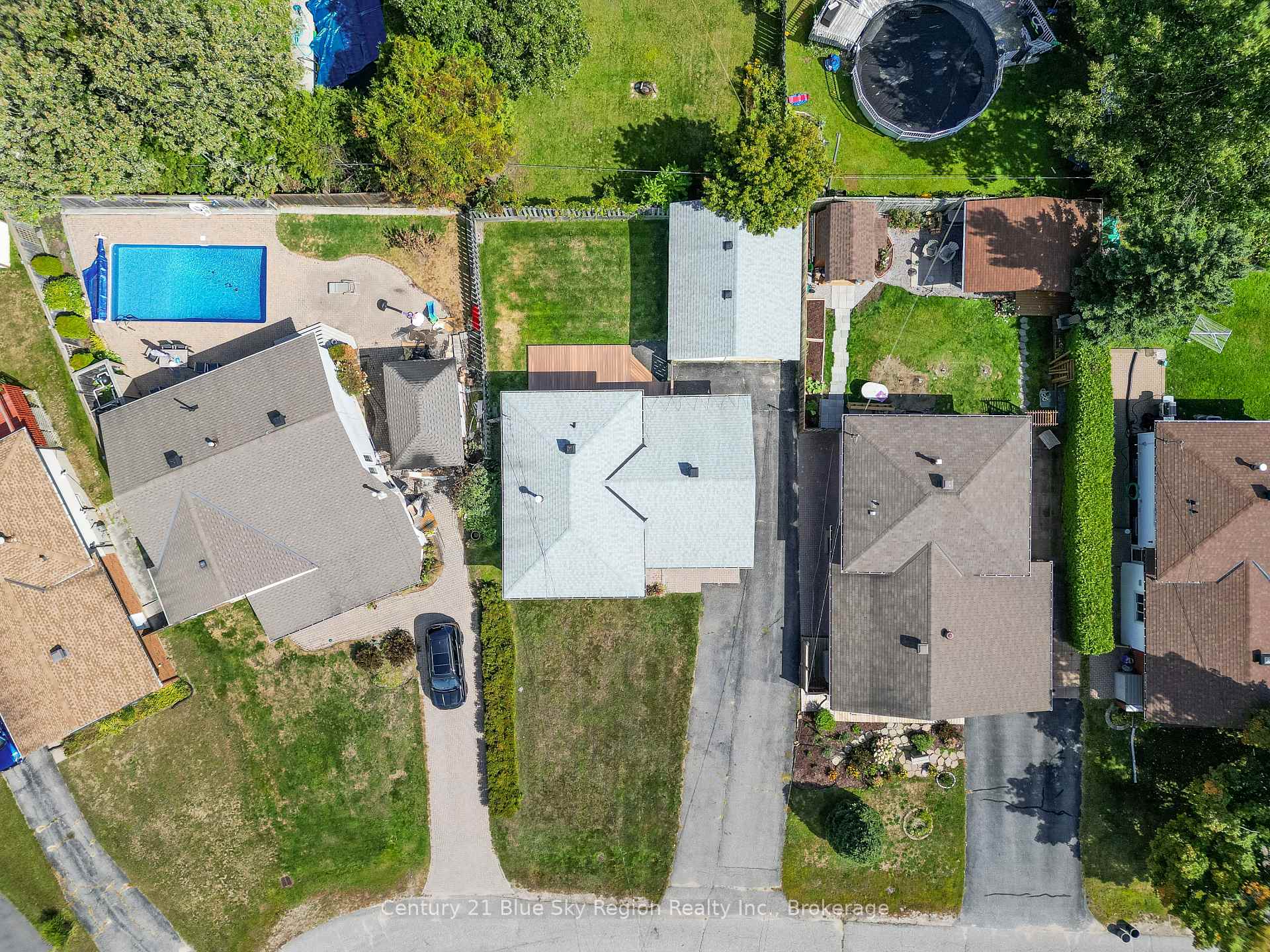 Photo 3 of 28 Farley Avenue, North Bay, Ferris — HOMEH