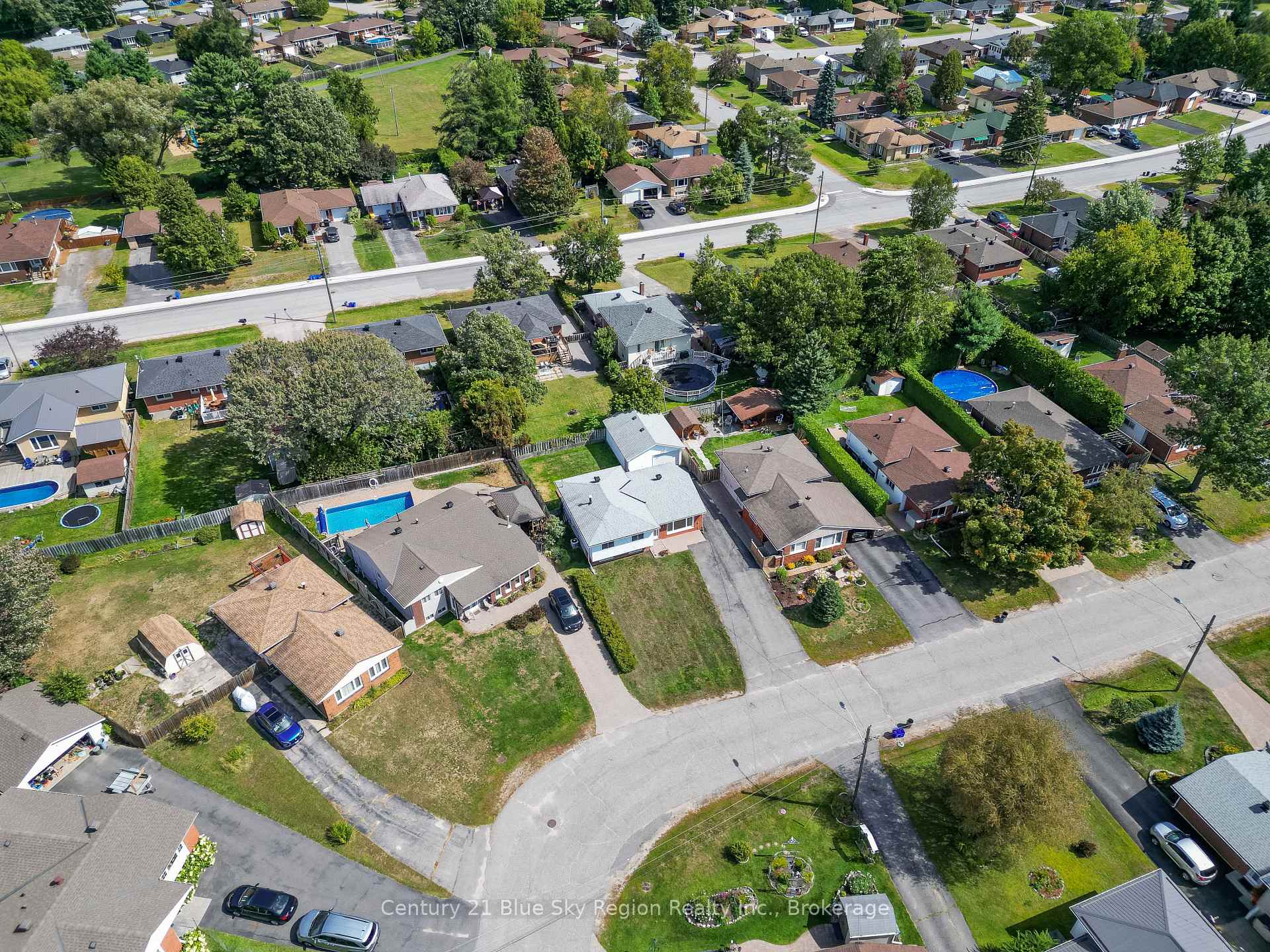 Photo 5 of 28 Farley Avenue, North Bay, Ferris — HOMEH