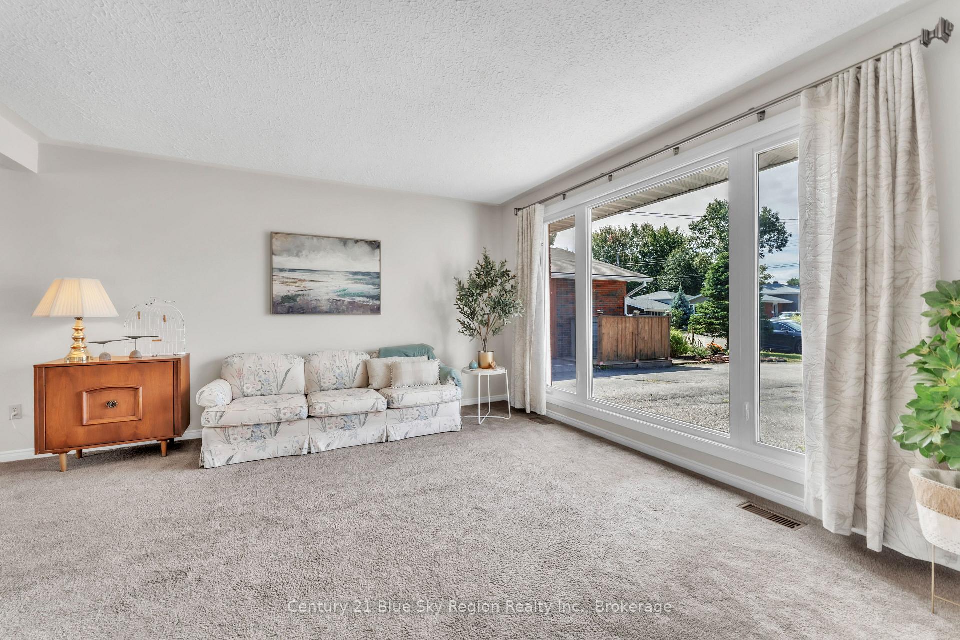 Photo 7 of 28 Farley Avenue, North Bay, Ferris — HOMEH