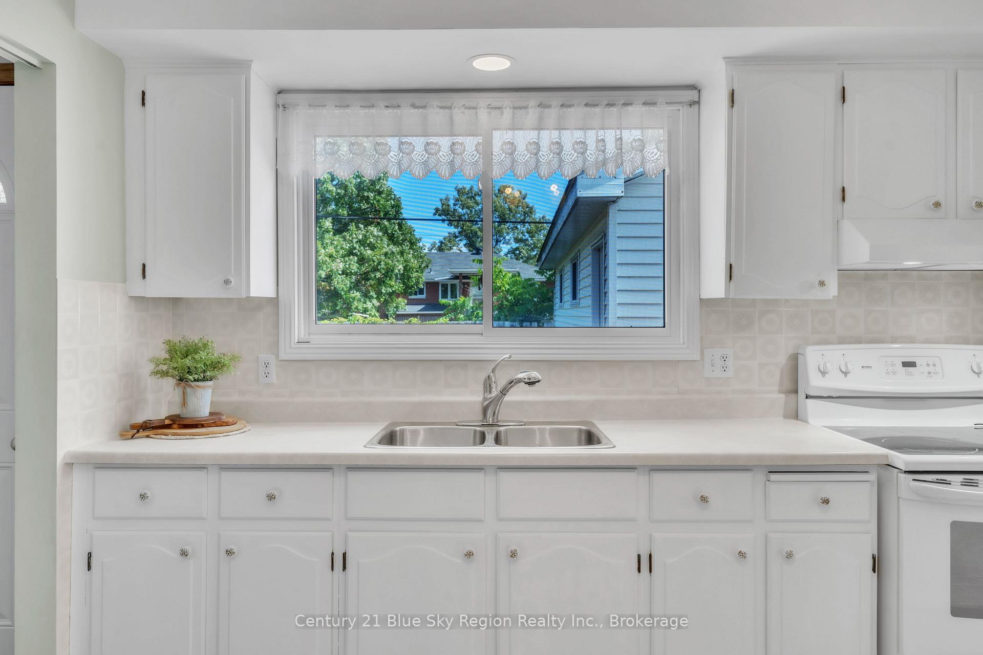 Photo 12 of 28 Farley Avenue, North Bay, Ferris — HOMEH
