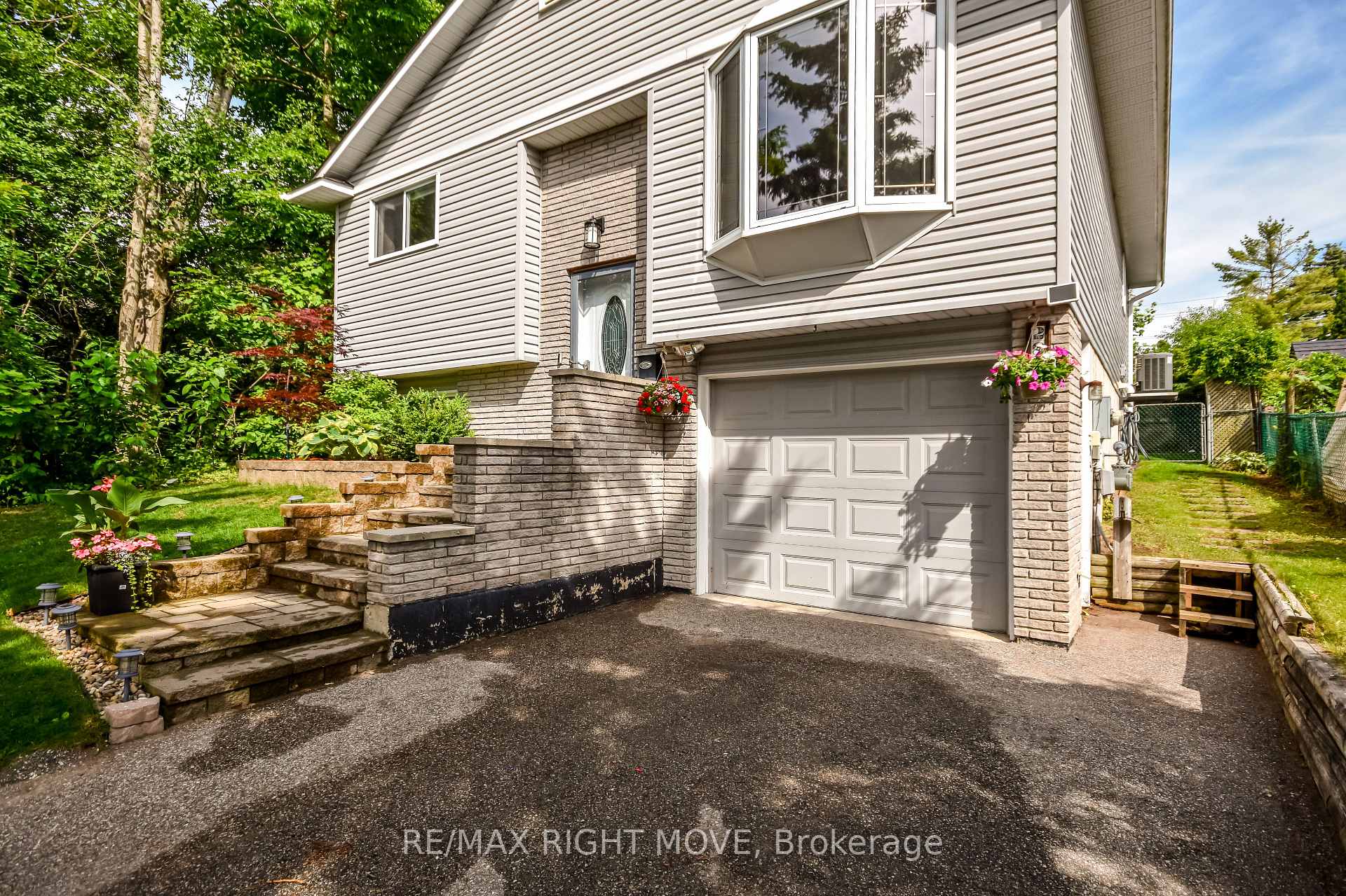 Photo 2 of 28 Christine Place, Orillia — HOMEH