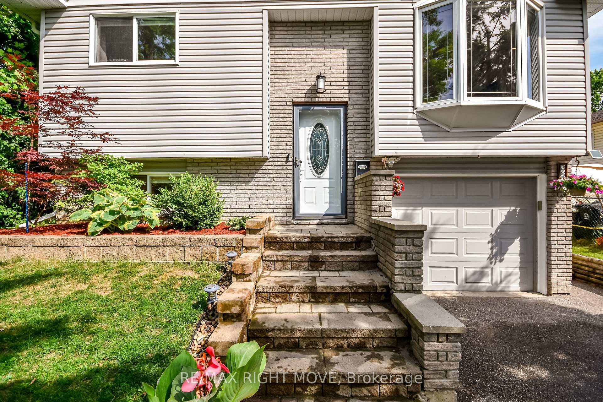 Photo 3 of 28 Christine Place, Orillia — HOMEH