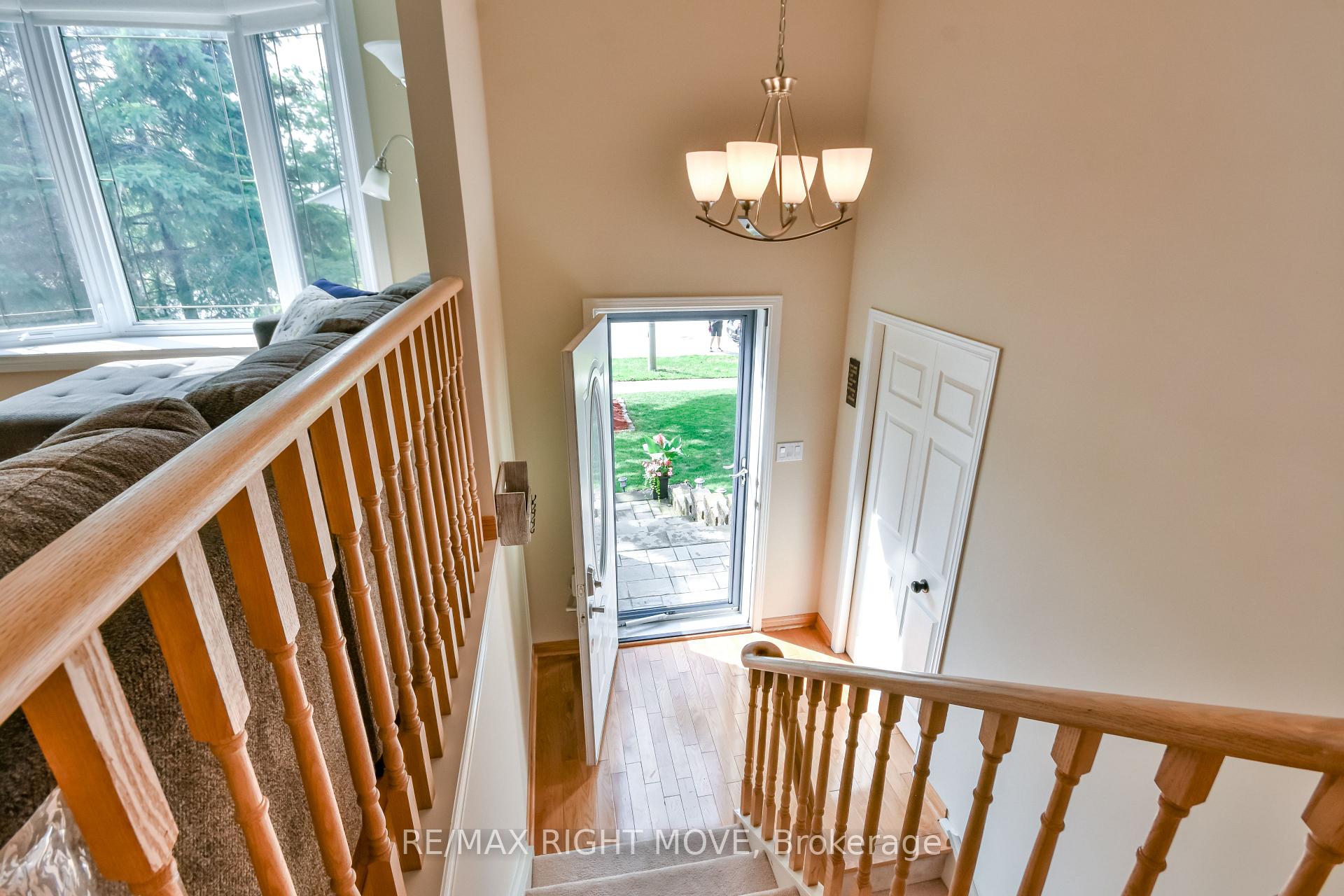 Photo 5 of 28 Christine Place, Orillia — HOMEH