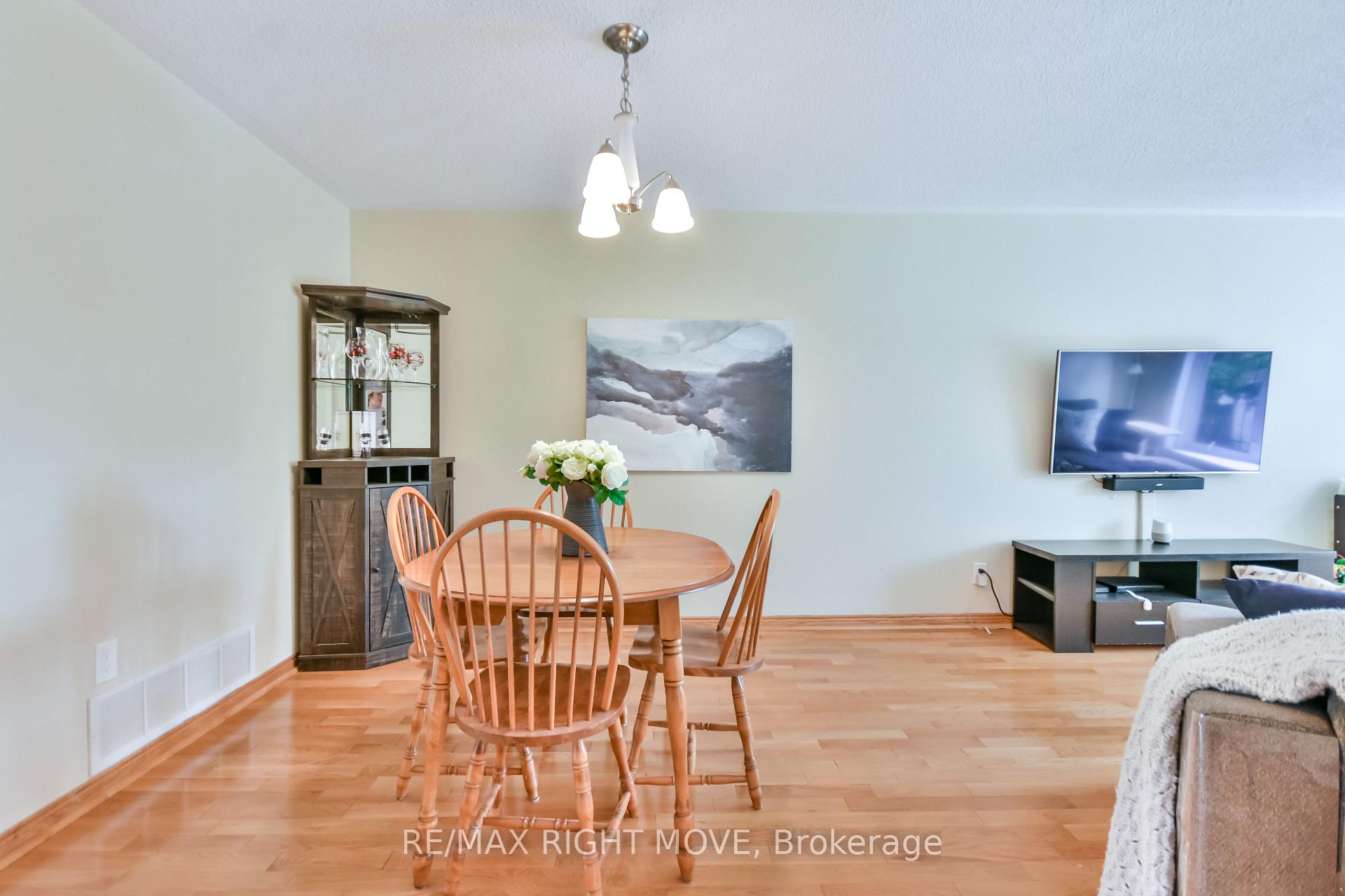 Photo 6 of 28 Christine Place, Orillia — HOMEH