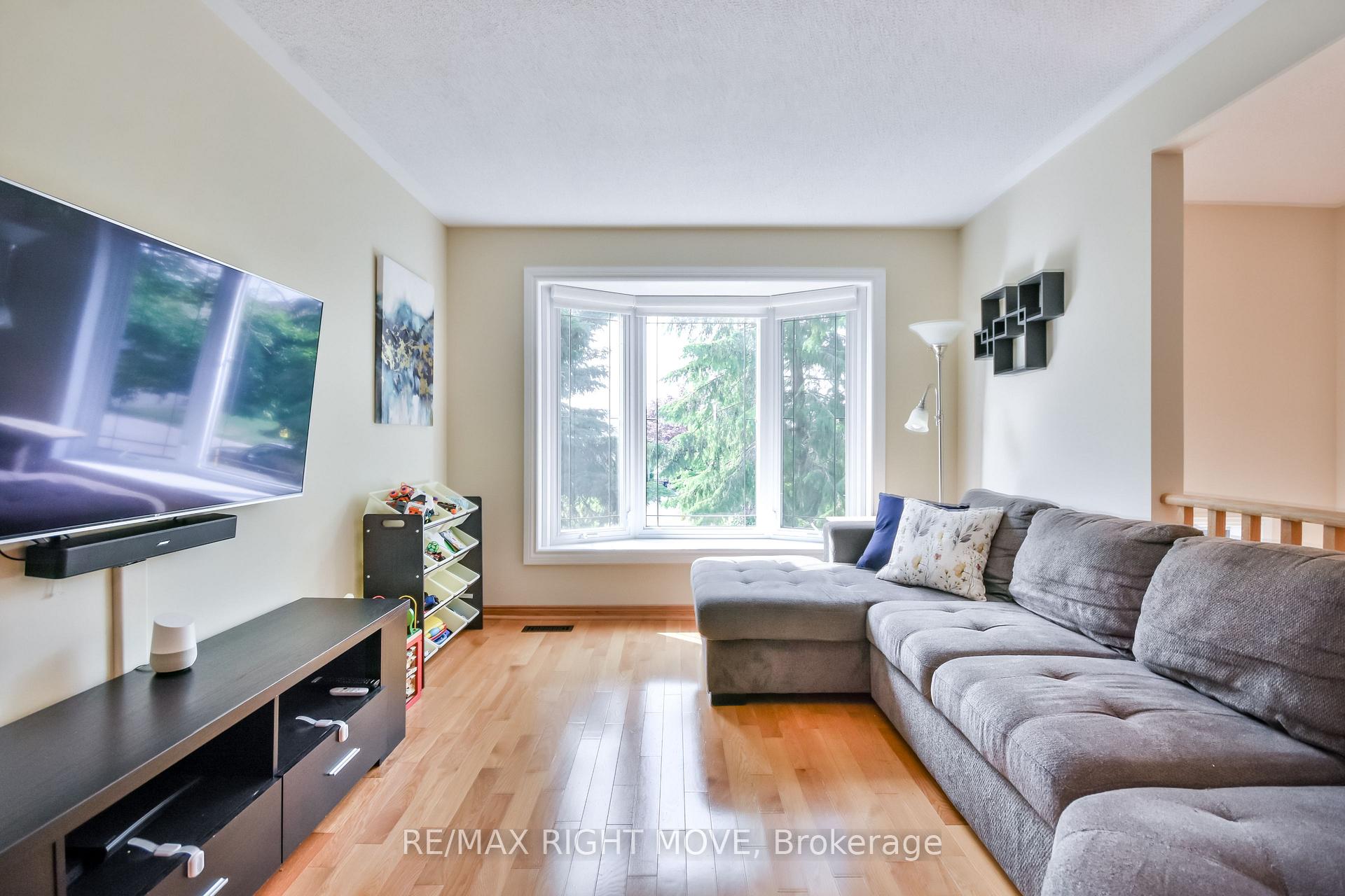Photo 8 of 28 Christine Place, Orillia — HOMEH