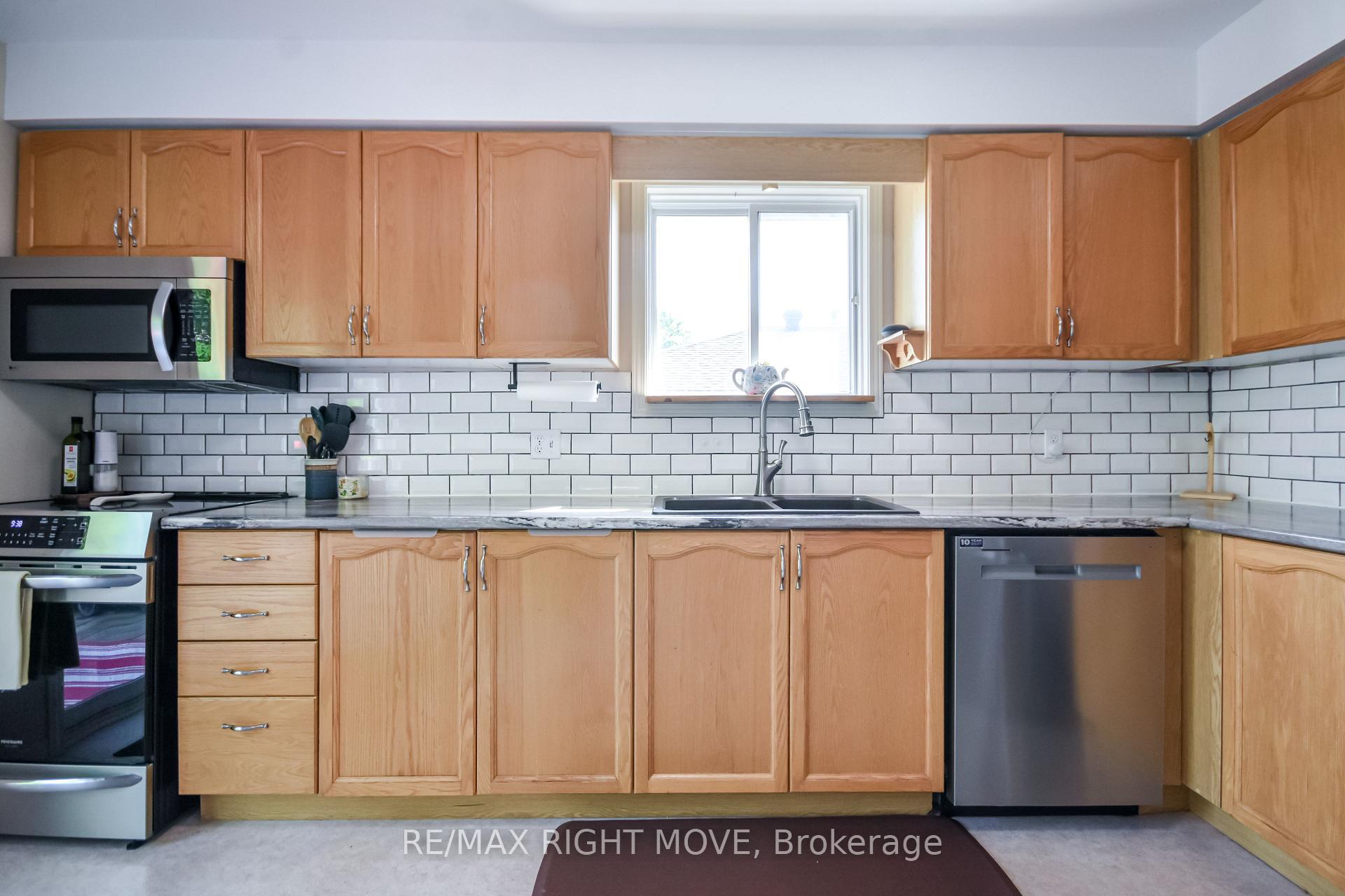 Photo 12 of 28 Christine Place, Orillia — HOMEH