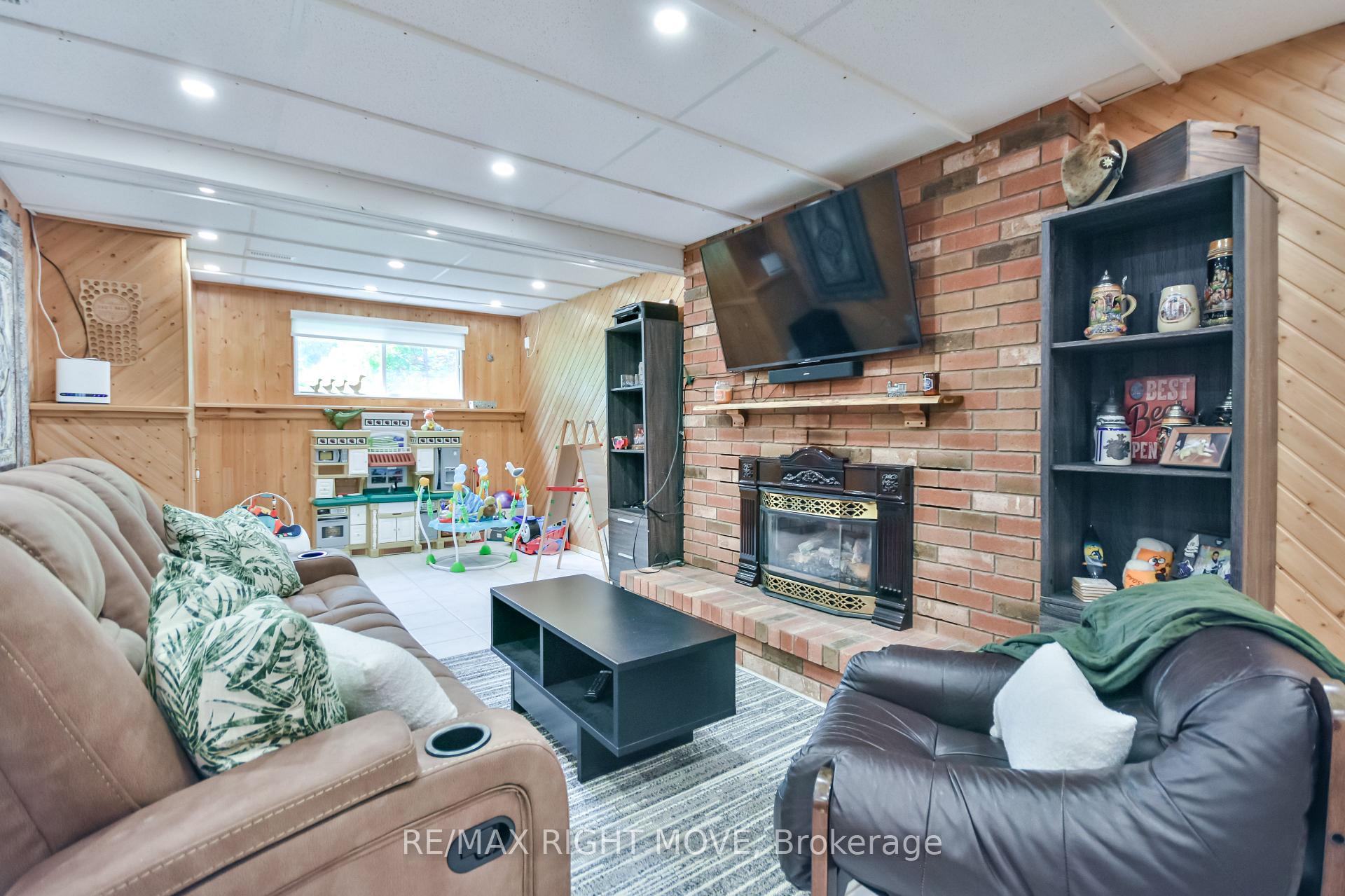 Photo 30 of 28 Christine Place, Orillia — HOMEH
