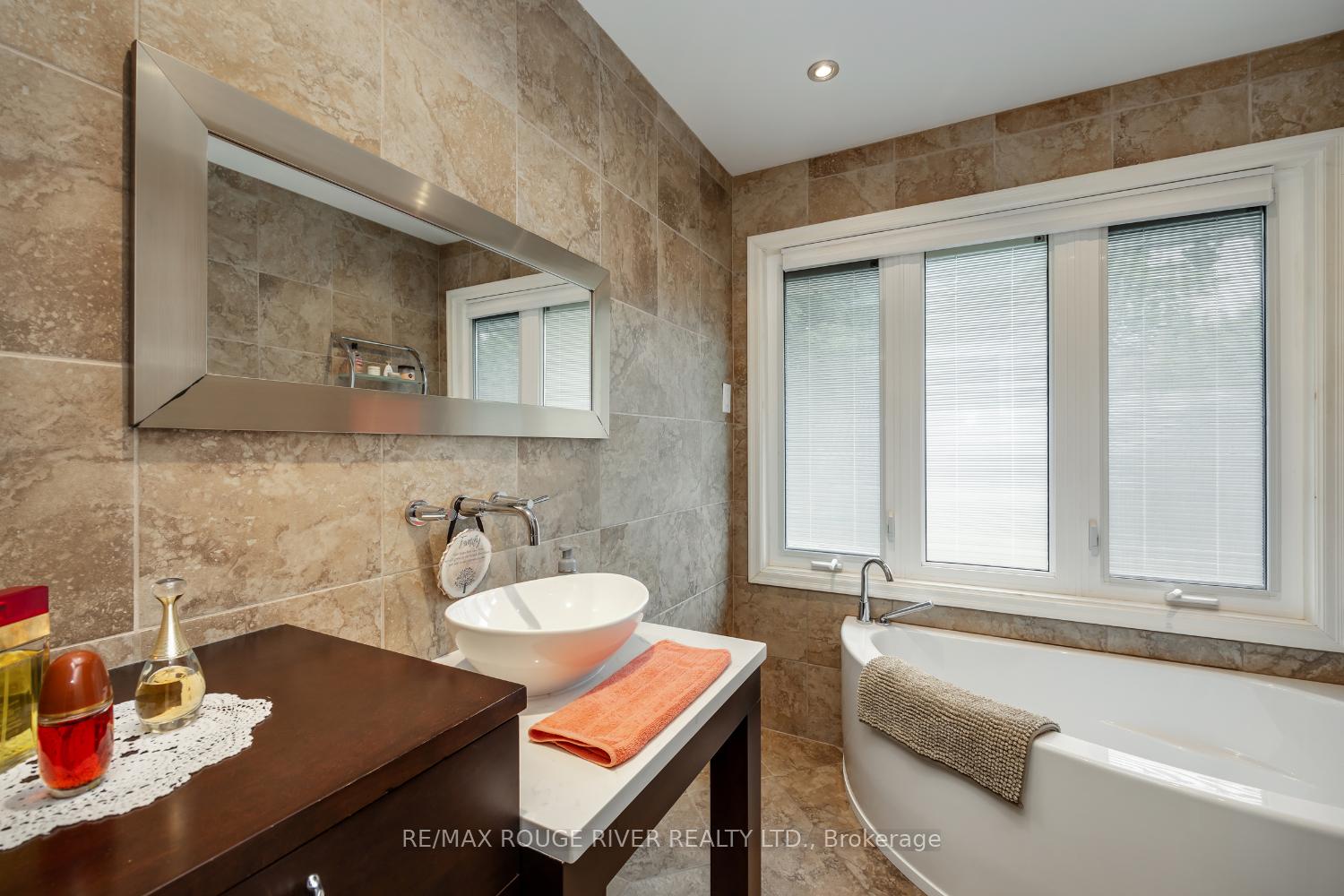Photo 23 of 129 Briar Court, Oshawa, Eastdale — HOMEH