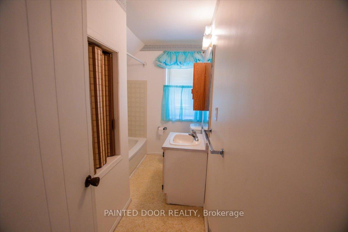 Photo 17 of 266 Sixth Avenue W, North Bay, Central — HOMEH