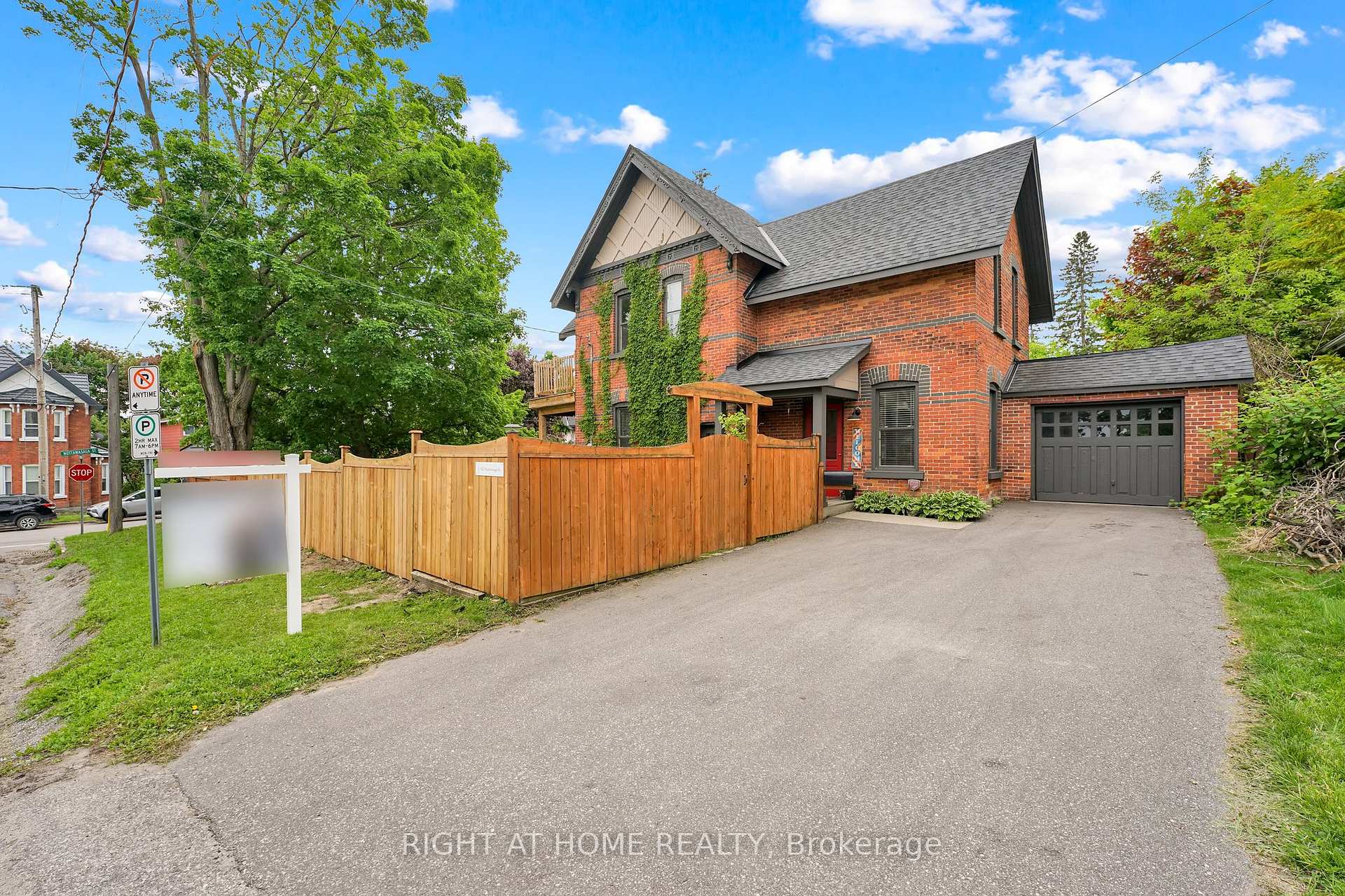 Front of 182 Nottawasaga Street