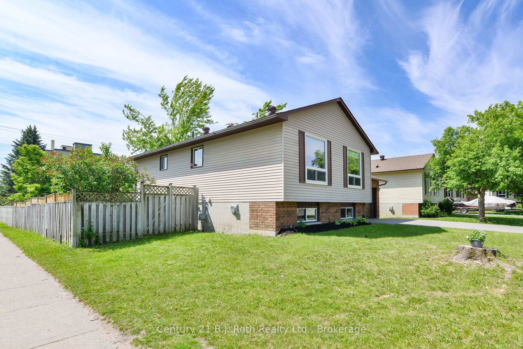 Photo 3 of 57 Andrea Crescent, Orillia — HOMEH