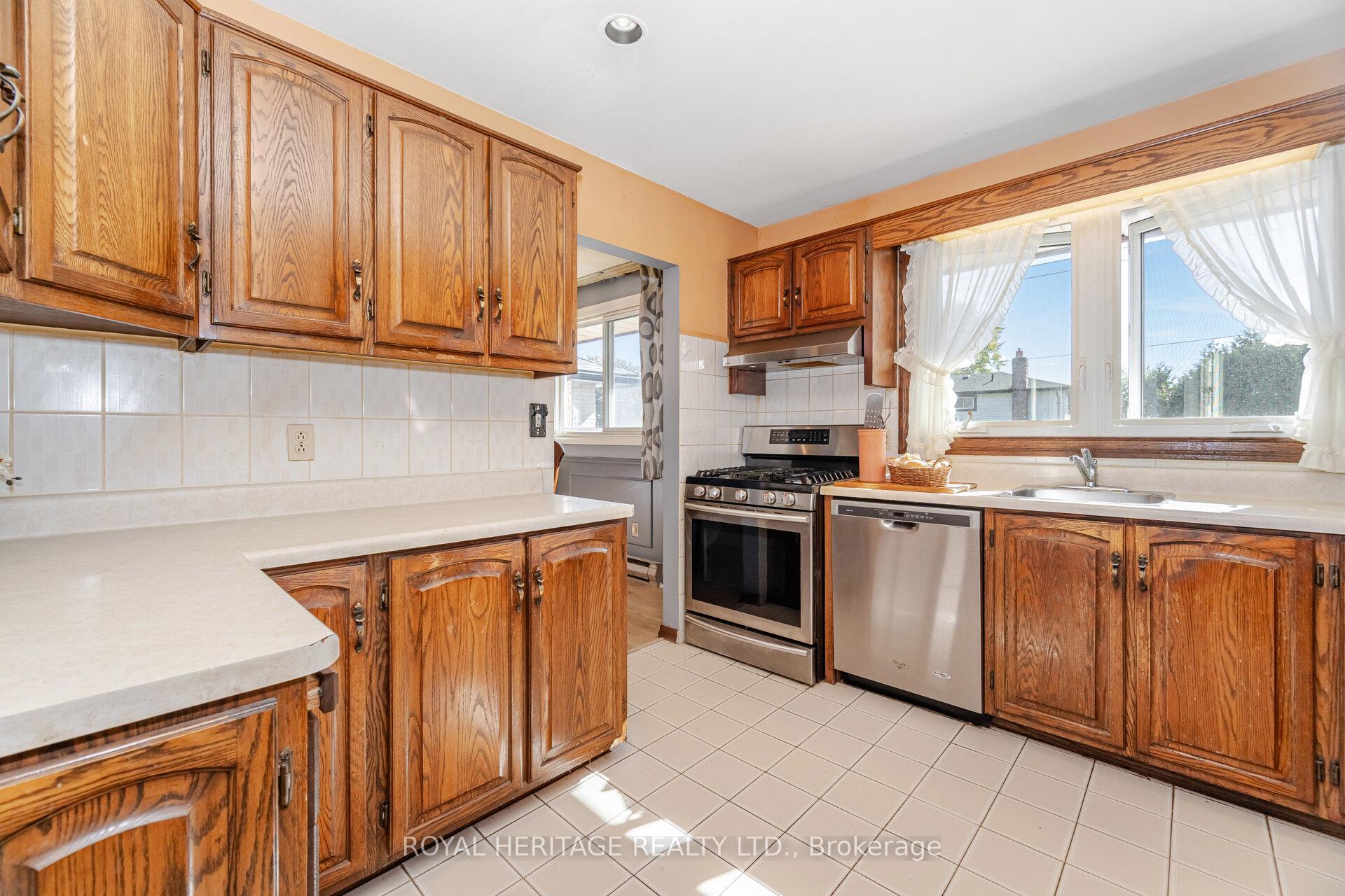 Photo 8 of 369 Carnaby Court, Oshawa, Centennial — HOMEH