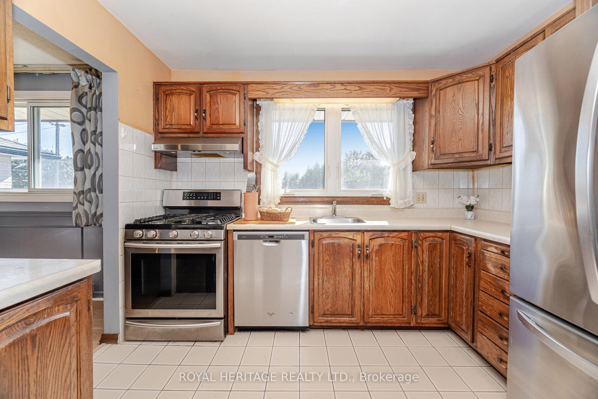 Photo 9 of 369 Carnaby Court, Oshawa, Centennial — HOMEH
