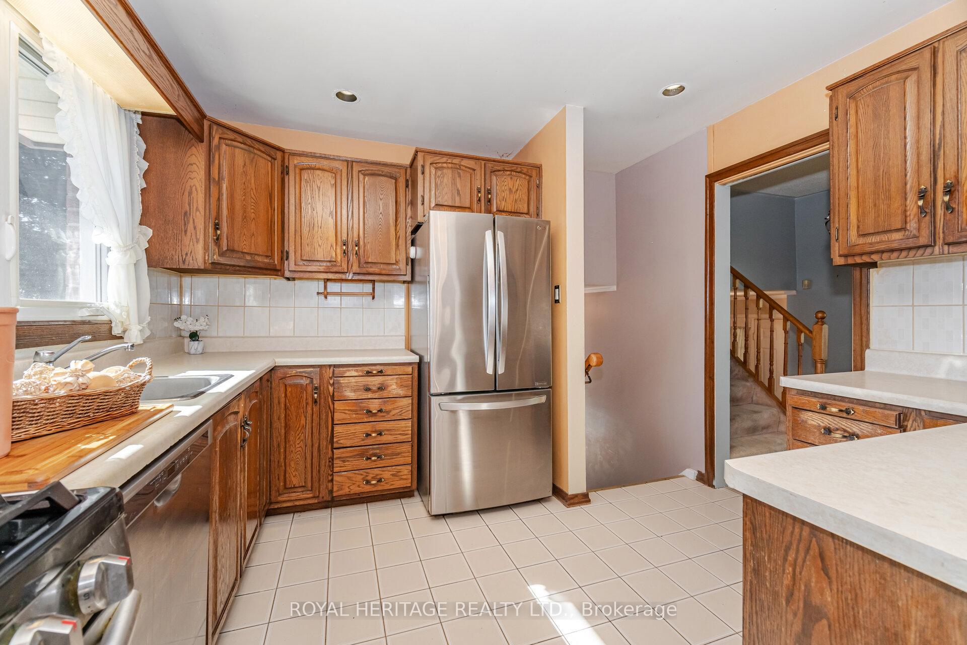 Photo 10 of 369 Carnaby Court, Oshawa, Centennial — HOMEH