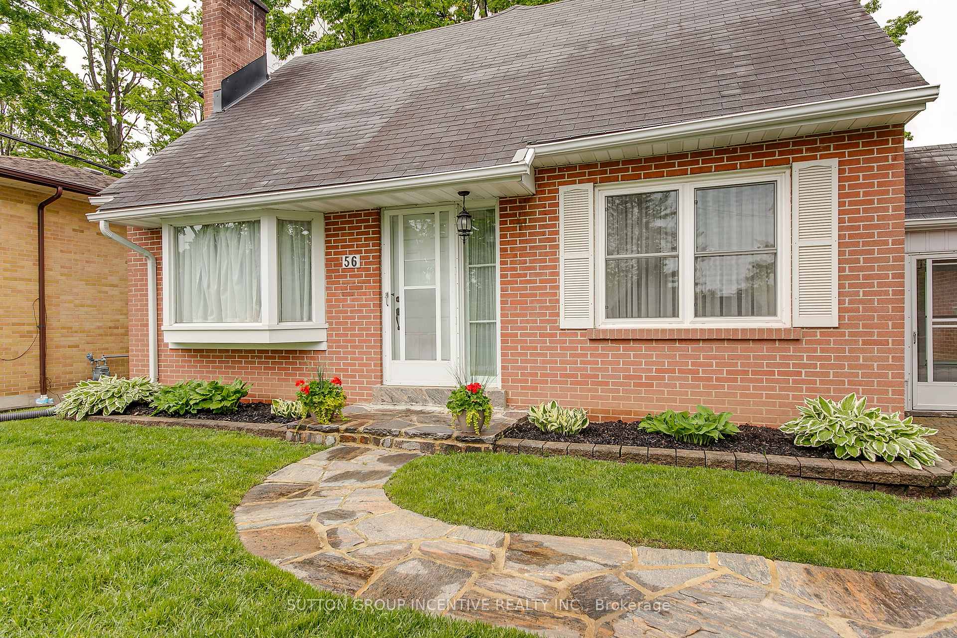 Photo 2 of 56 Dalton Crescent S, Orillia — HOMEH