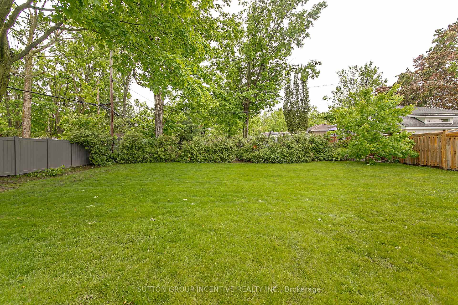 Photo 3 of 56 Dalton Crescent S, Orillia — HOMEH