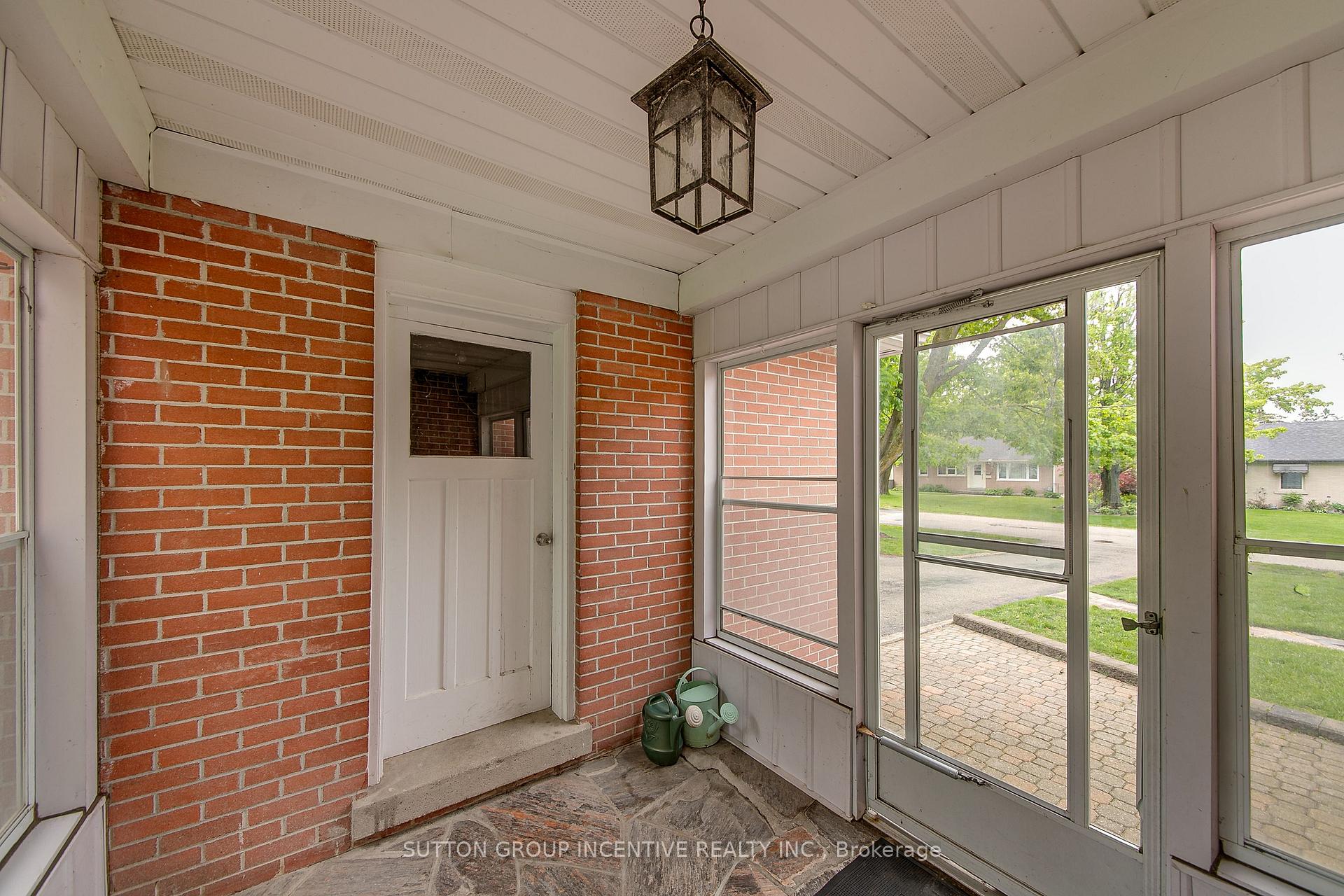 Photo 9 of 56 Dalton Crescent S, Orillia — HOMEH