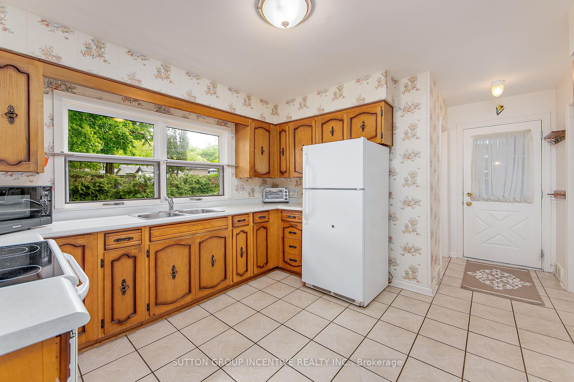 Photo 10 of 56 Dalton Crescent S, Orillia — HOMEH