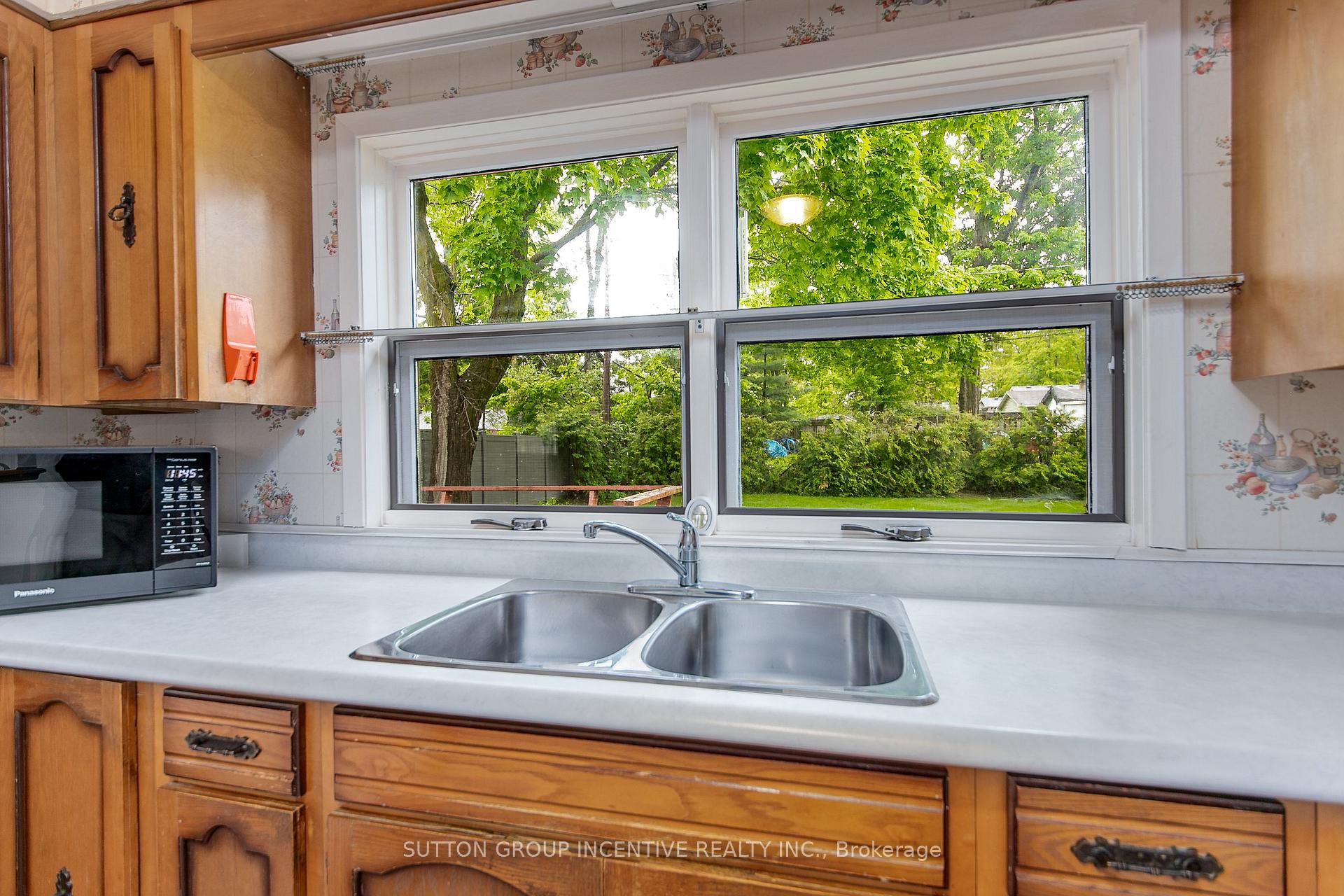 Photo 11 of 56 Dalton Crescent S, Orillia — HOMEH