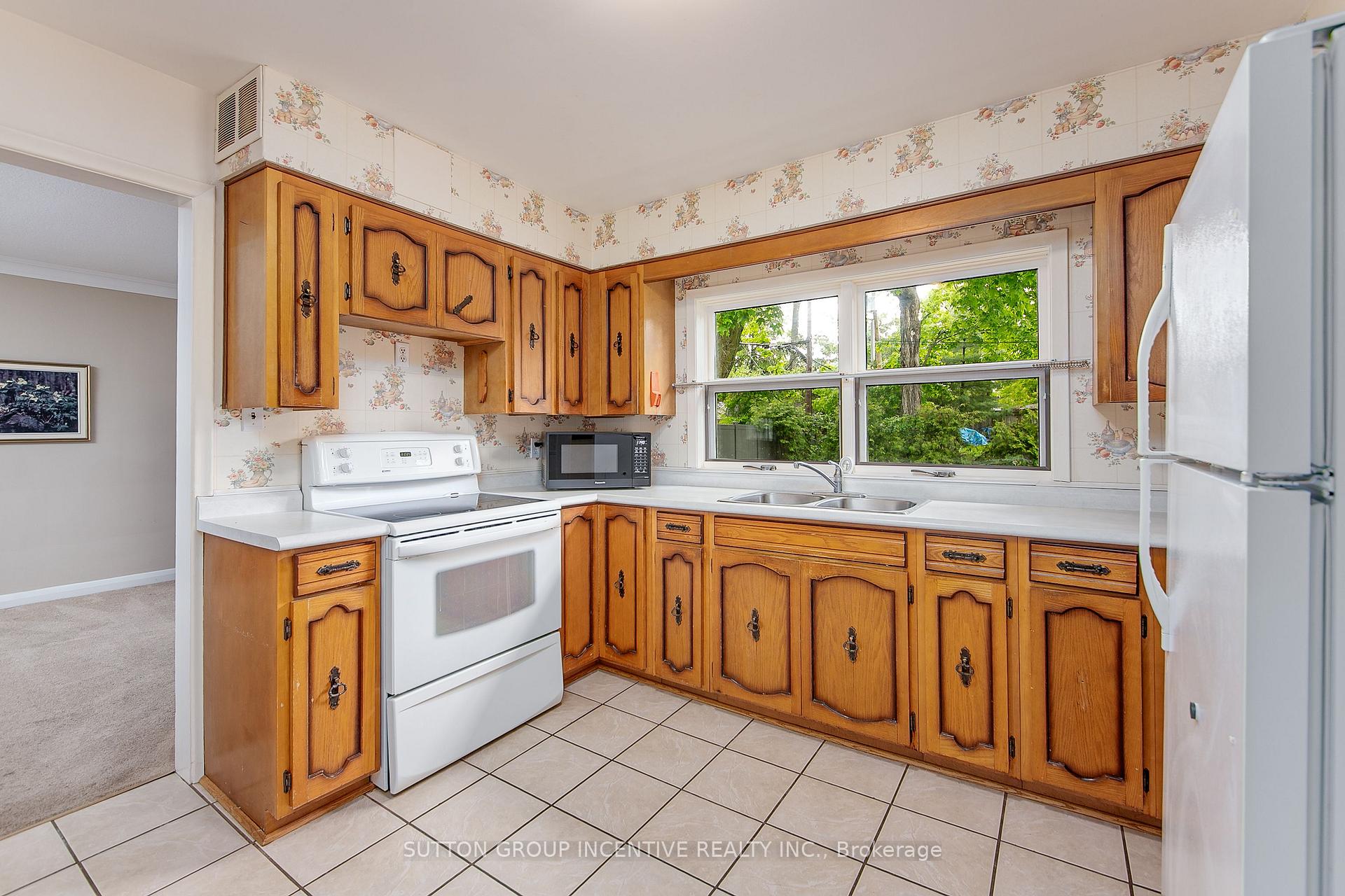 Photo 12 of 56 Dalton Crescent S, Orillia — HOMEH
