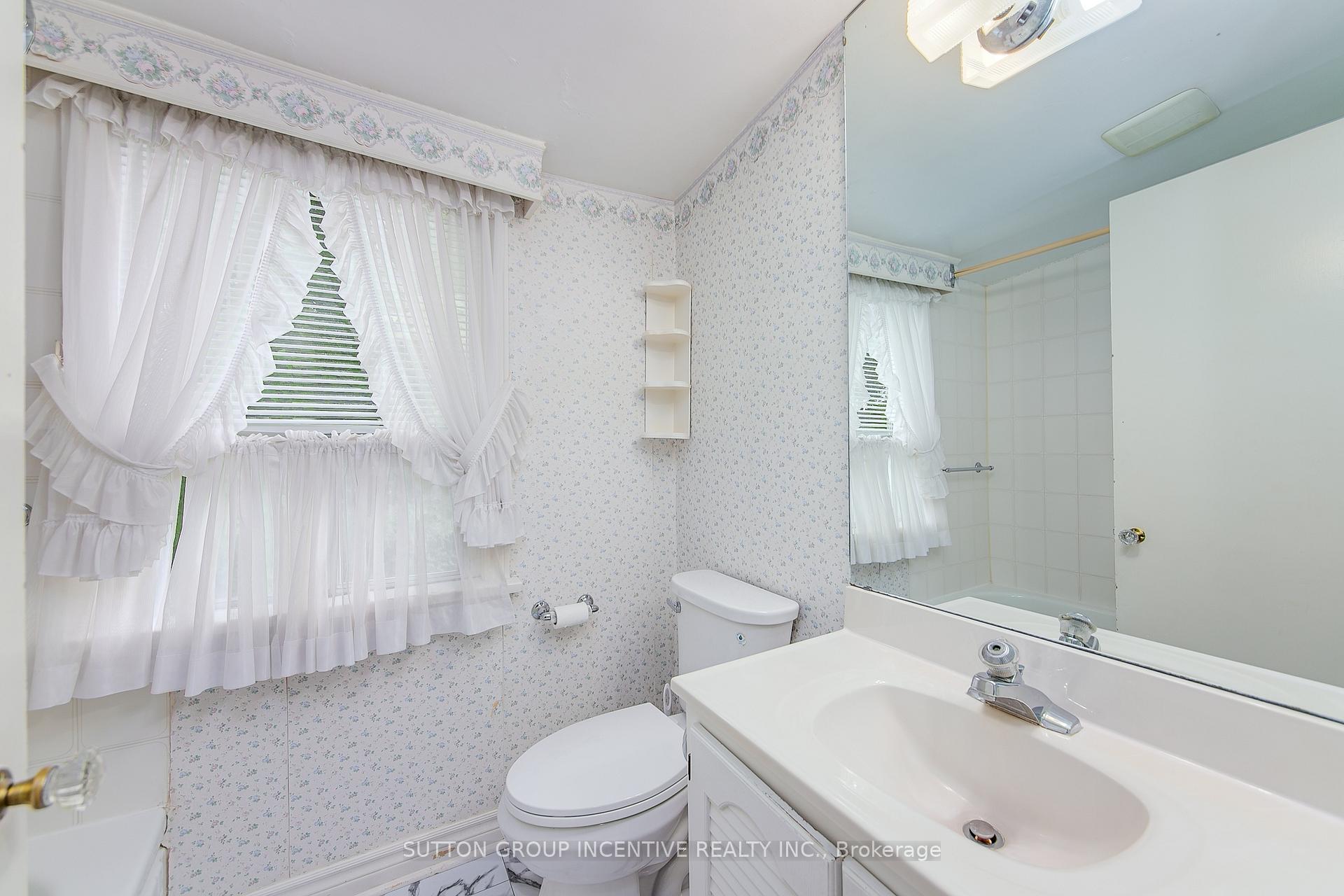Photo 21 of 56 Dalton Crescent S, Orillia — HOMEH