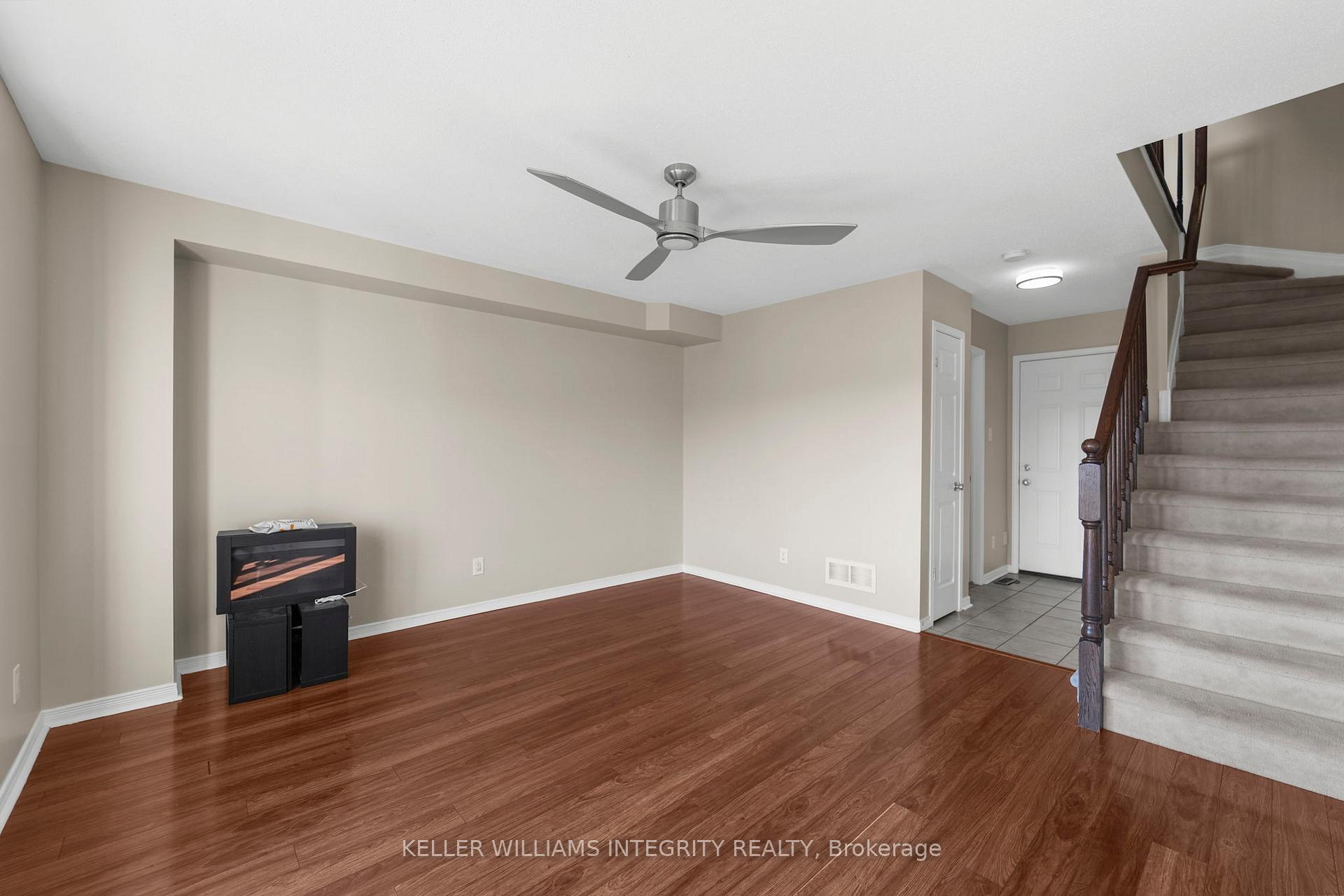 Photo 3 of 124 Caithness Private, Ottawa, Mer Bleue/Bradley Estates/Anderson Park — HOMEH