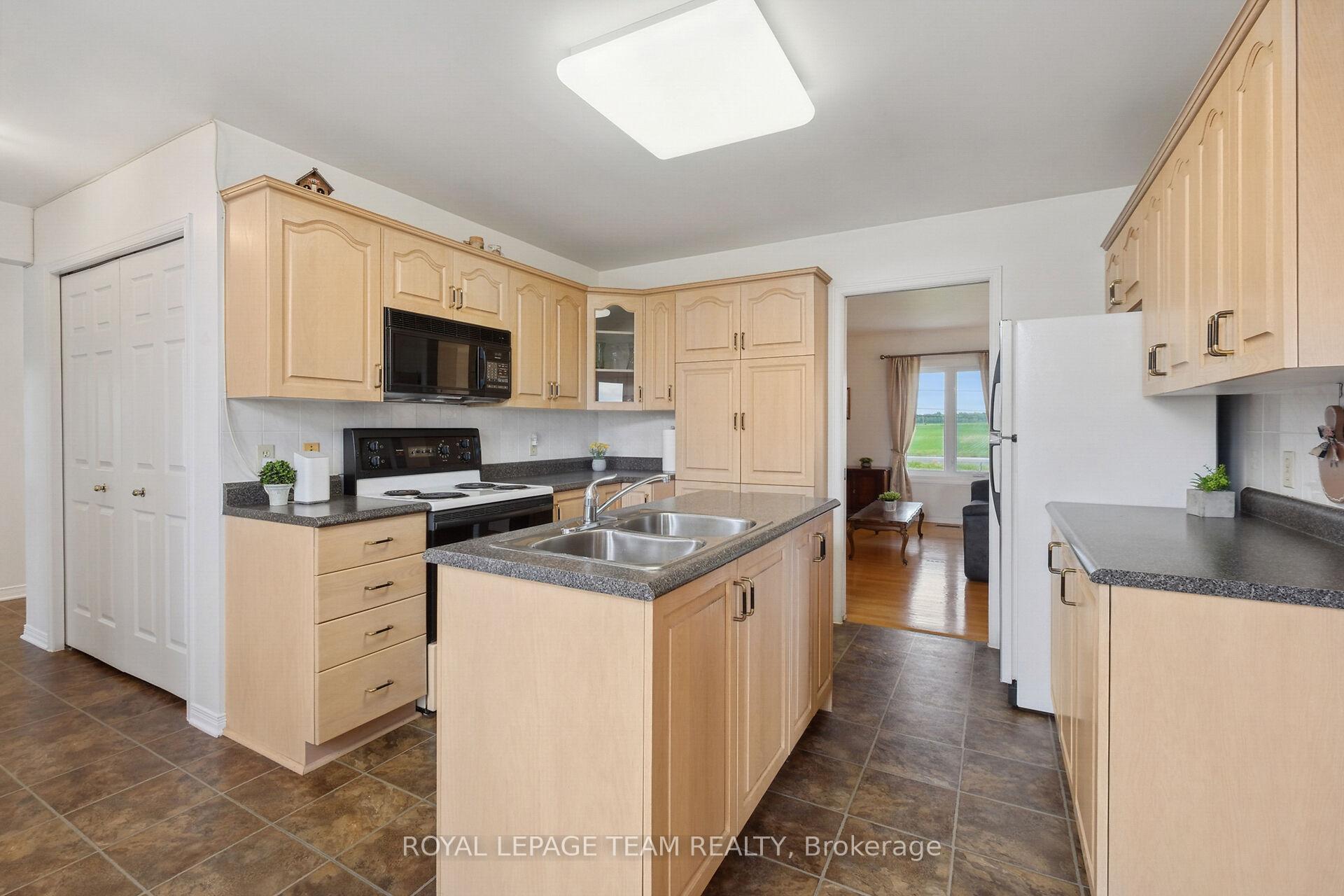 Photo 12 of 8665 Russell Road, Ottawa, Sarsfield/Bearbrook — HOMEH