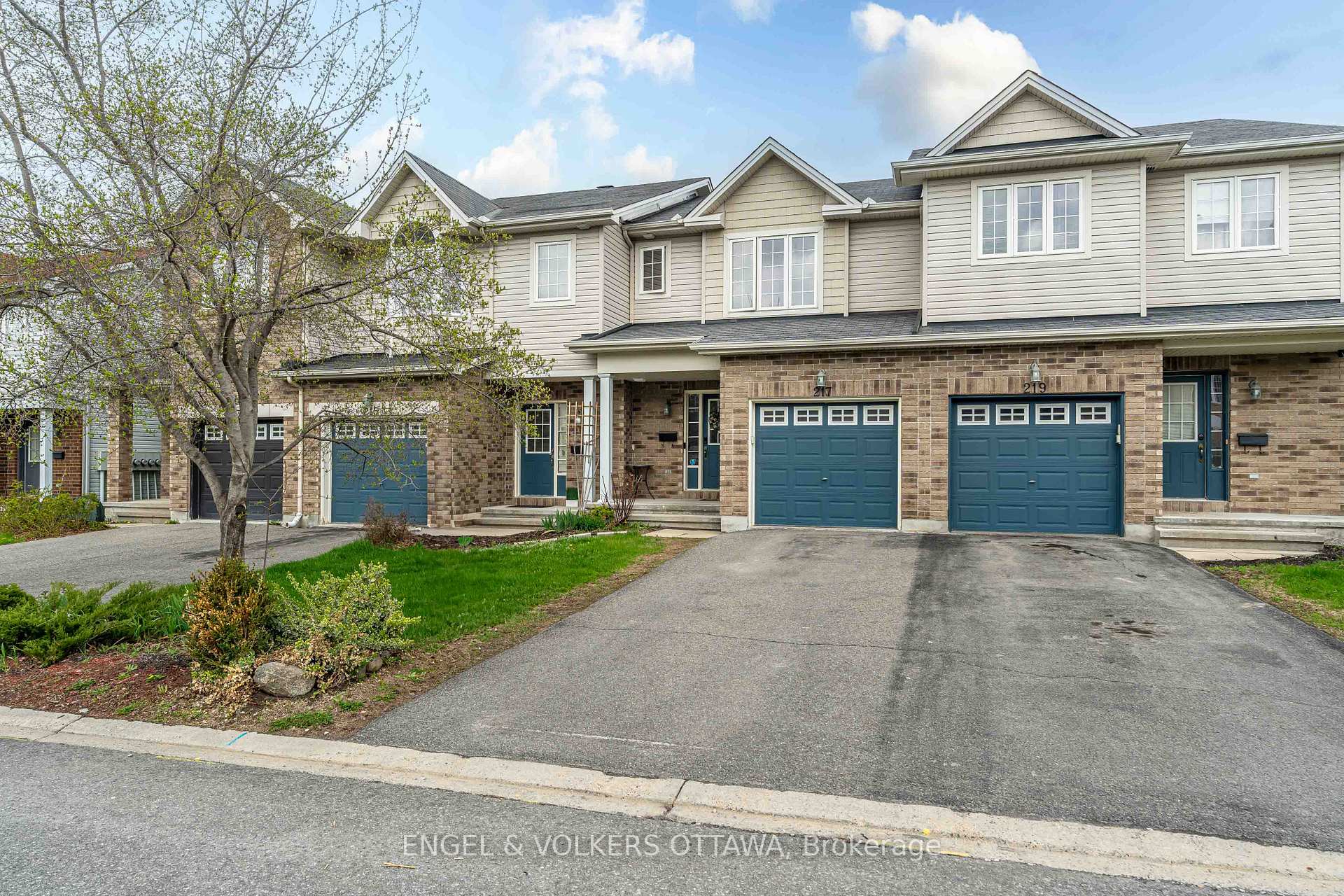 Photo 2 of 217 Rolling Meadow Crescent, Ottawa, Mer Bleue/Bradley Estates/Anderson Park — HOMEH